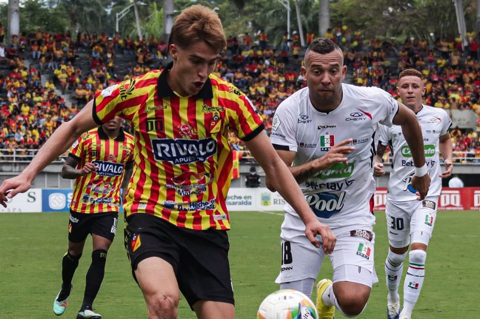 Samy Merheg (Pereira) conduce la pelota ante la marca de Jáider Riquett (Once Caldas), durante la quinta fecha de la Liga BetPlay Dimayor.