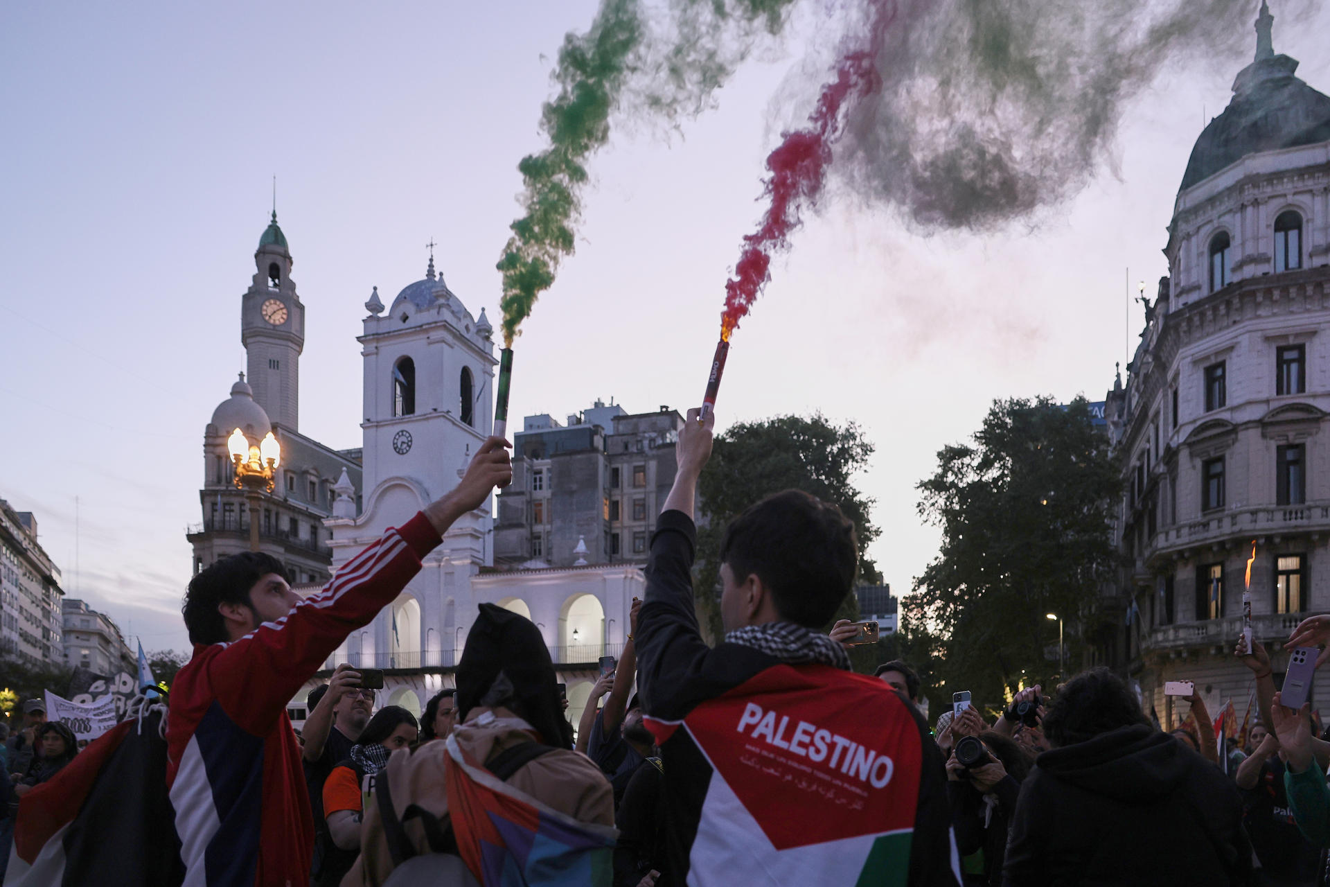 AME5804. BUENOS AIRES (ARGENTINA), 07/10/2025.- Personas participan en una manifestación en apoyo a Palestina este martes, en Buenos Aires (Argentina). Miles de personas marcharon bajo la consigna "basta de genocidio" en la Franja de Gaza a dos años del ataque del grupo islamista Hamás contra Israel y el comienzo de la guerra en el enclave palestino. EFE/ STR