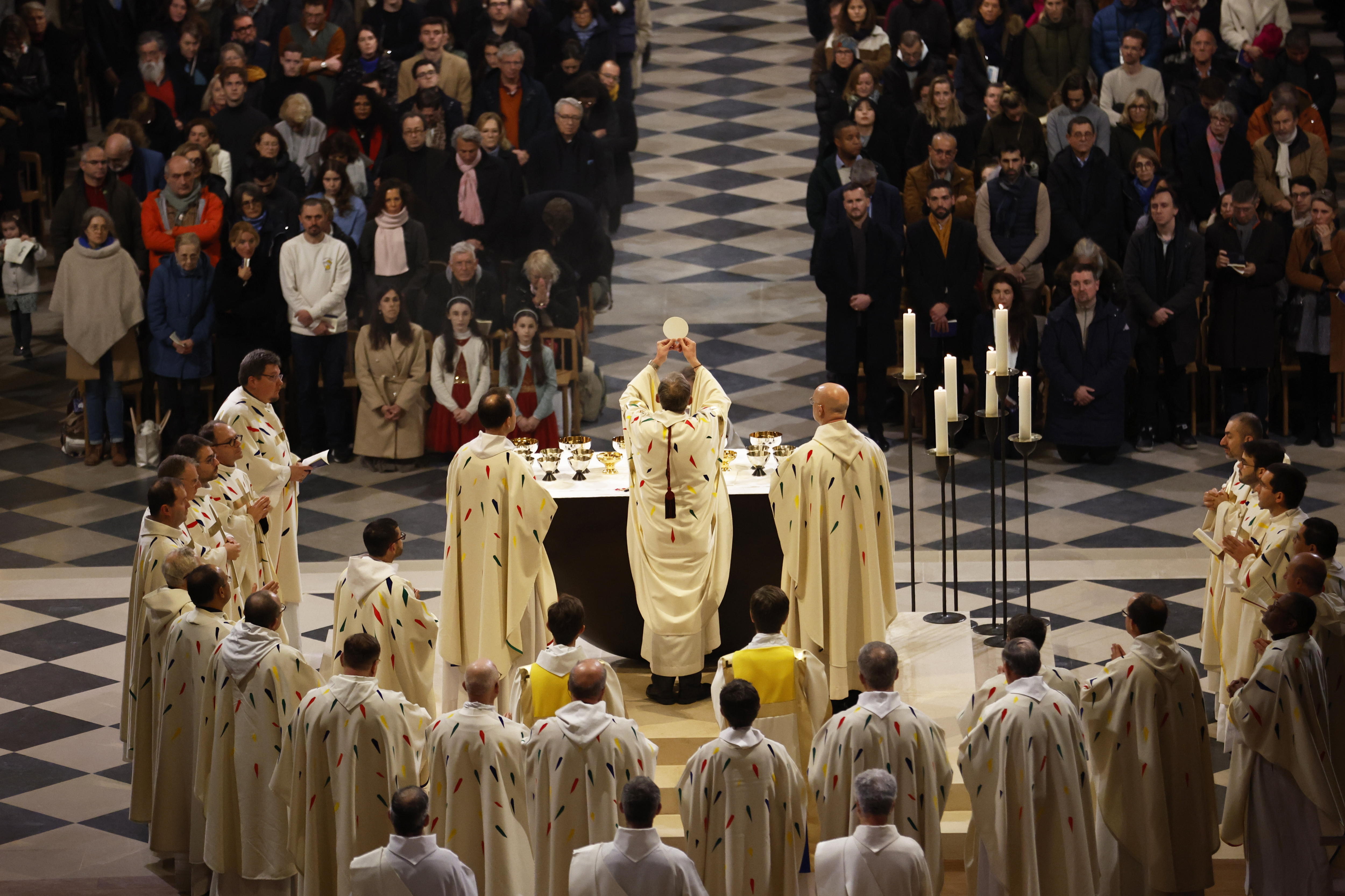 La primera misa en Notre Dame borra la pena del incendio de 2019: “La alegría es máxima”