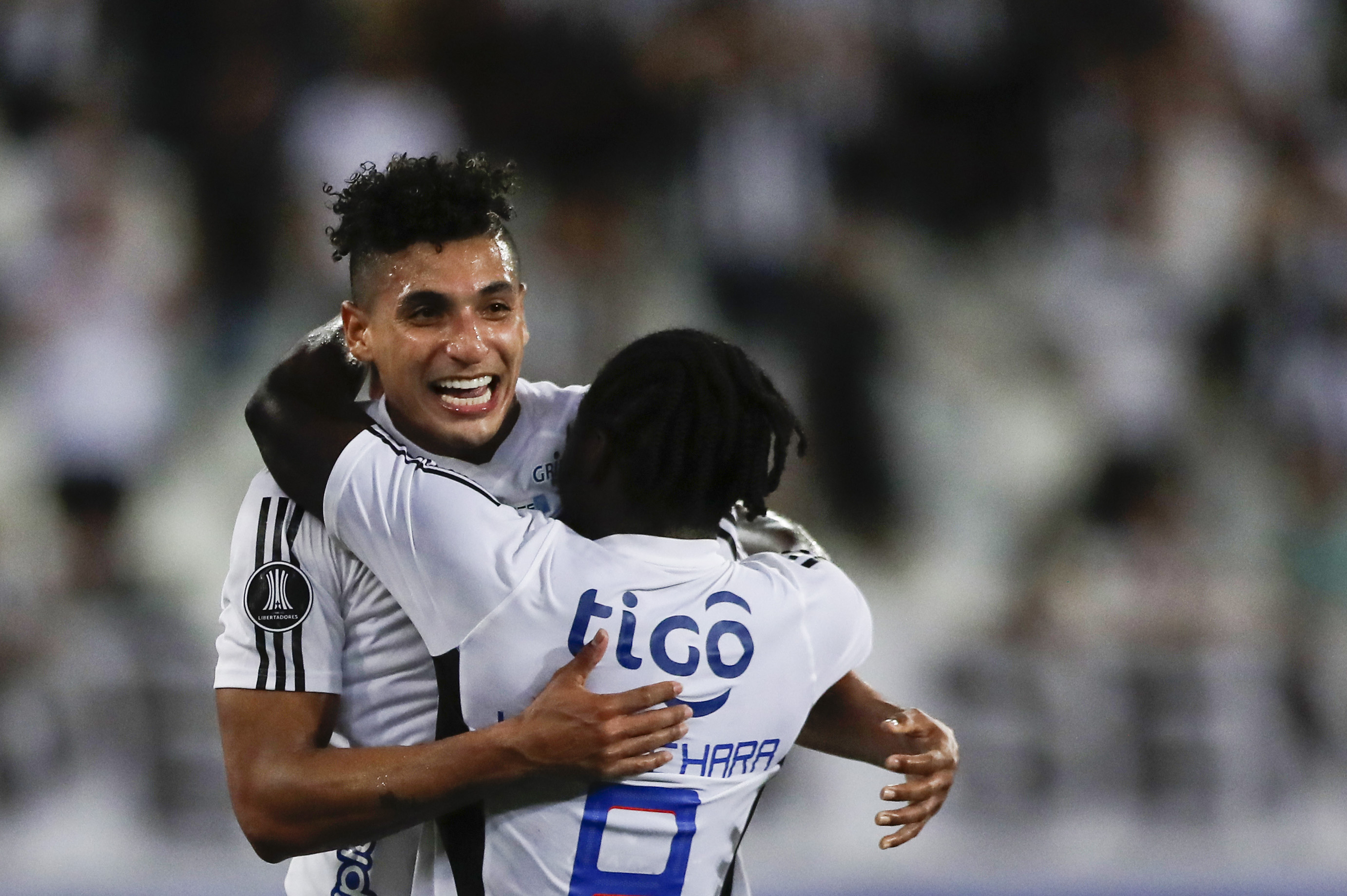 AMDEP8864. RÍO DE JANEIRO (BRASIL), 03/04/2024.- Gabriel Fuentes (i) de Junior celebra un gol este miércoles, en un partido de la fase de grupos de la Copa Libertadores entre Botafogo y Junior en el estadio Olímpico Nilton Santos de Río en Janeiro (Brasil). EFE/ Andre Coelho
