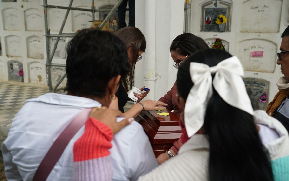 Abuela y nieta, separadas por el conflicto, se reencontraron en una entrega digna