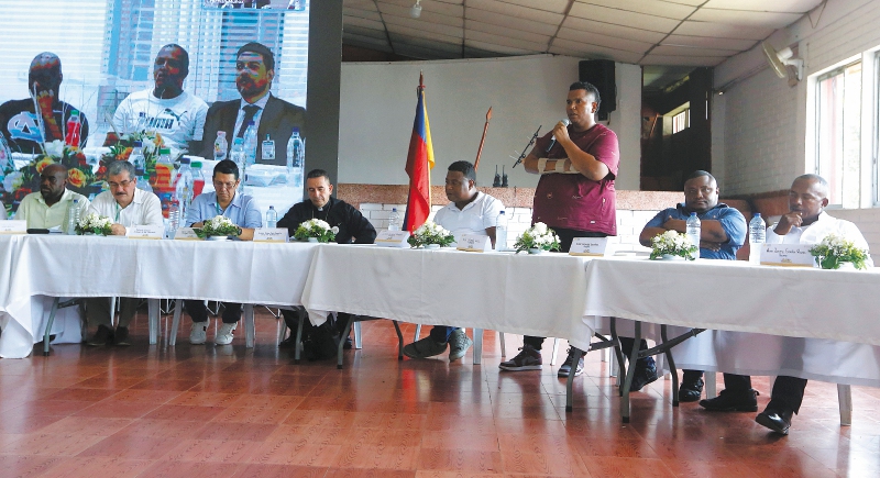 Felix Orlando Luna, vocero de los Espartanos, habla durante la instalación de la mesa de conversación socio jurídica para la construcción de paz con los grupos armados ilegales en Buenaventura.