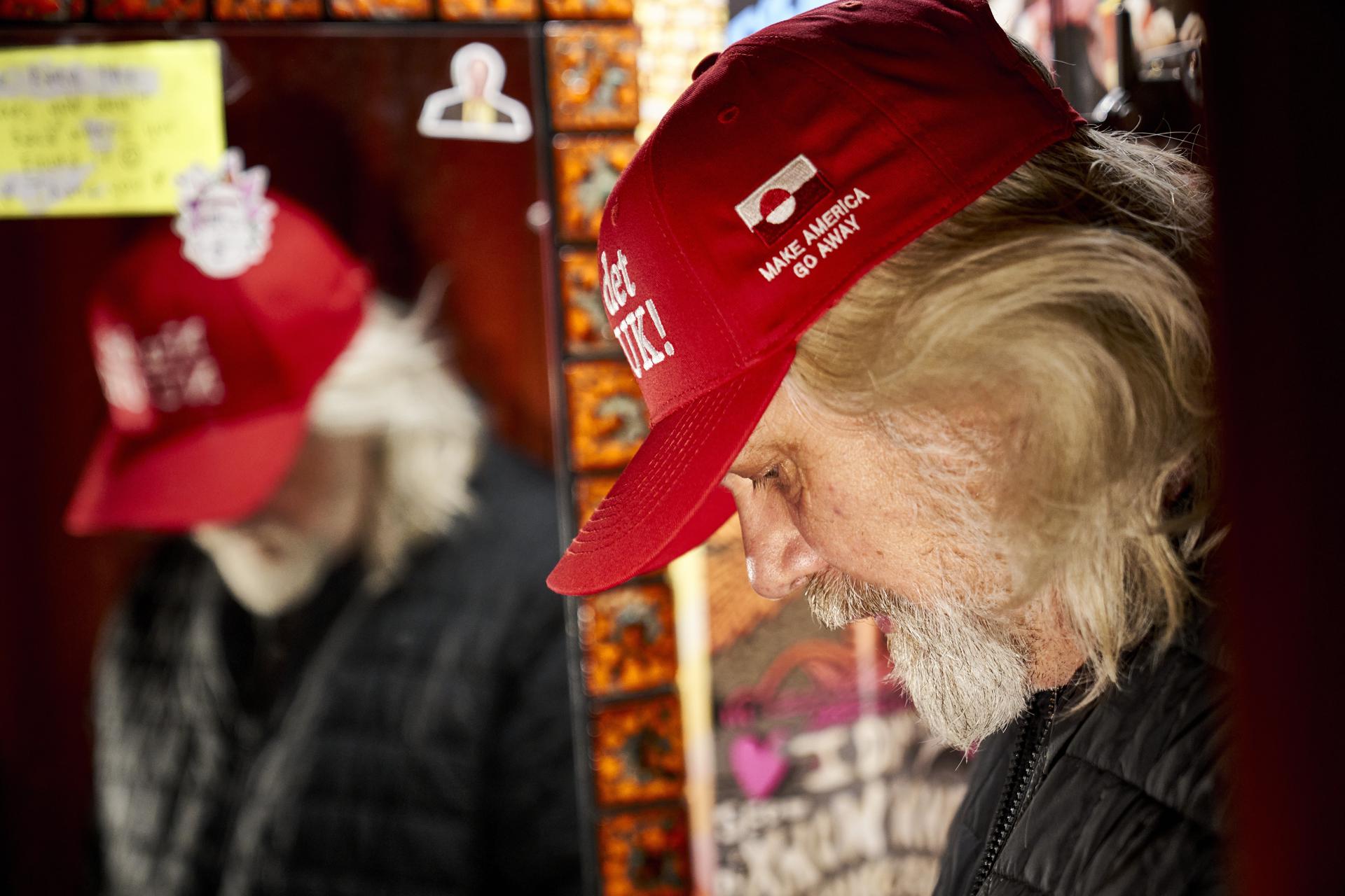 “Make America Go Away”: la moda de usar gorras anti-Trump en Groenlandia