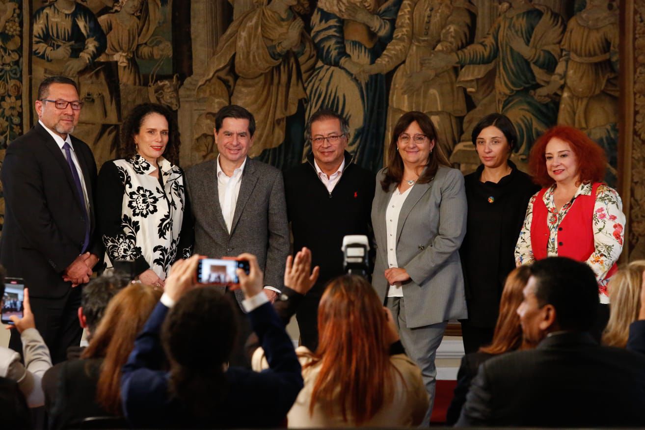 Petro posesionó a sus nuevos ministros y dijo que el gabinete “se dejó encerrar”