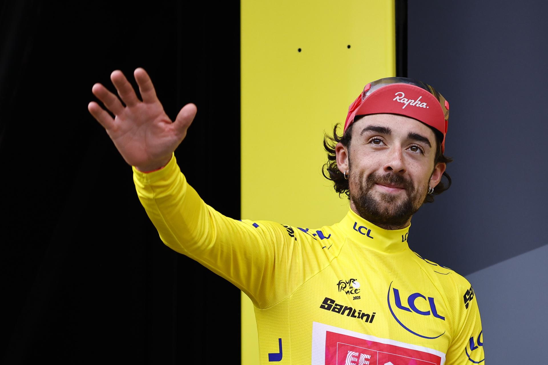 (France), 14/07/2025.- Irish rider Ben Healy of EF Education - EasyPost team celebrates on the podium with the Yellow leader jersey during the 10th stage of the Tour de France cycling race over 165.3km from Ennezat to Le Mont Dore Puy de Sancy, France, 14 July 2025. (Ciclismo, Francia) EFE/EPA/MARTIN DIVISEK
