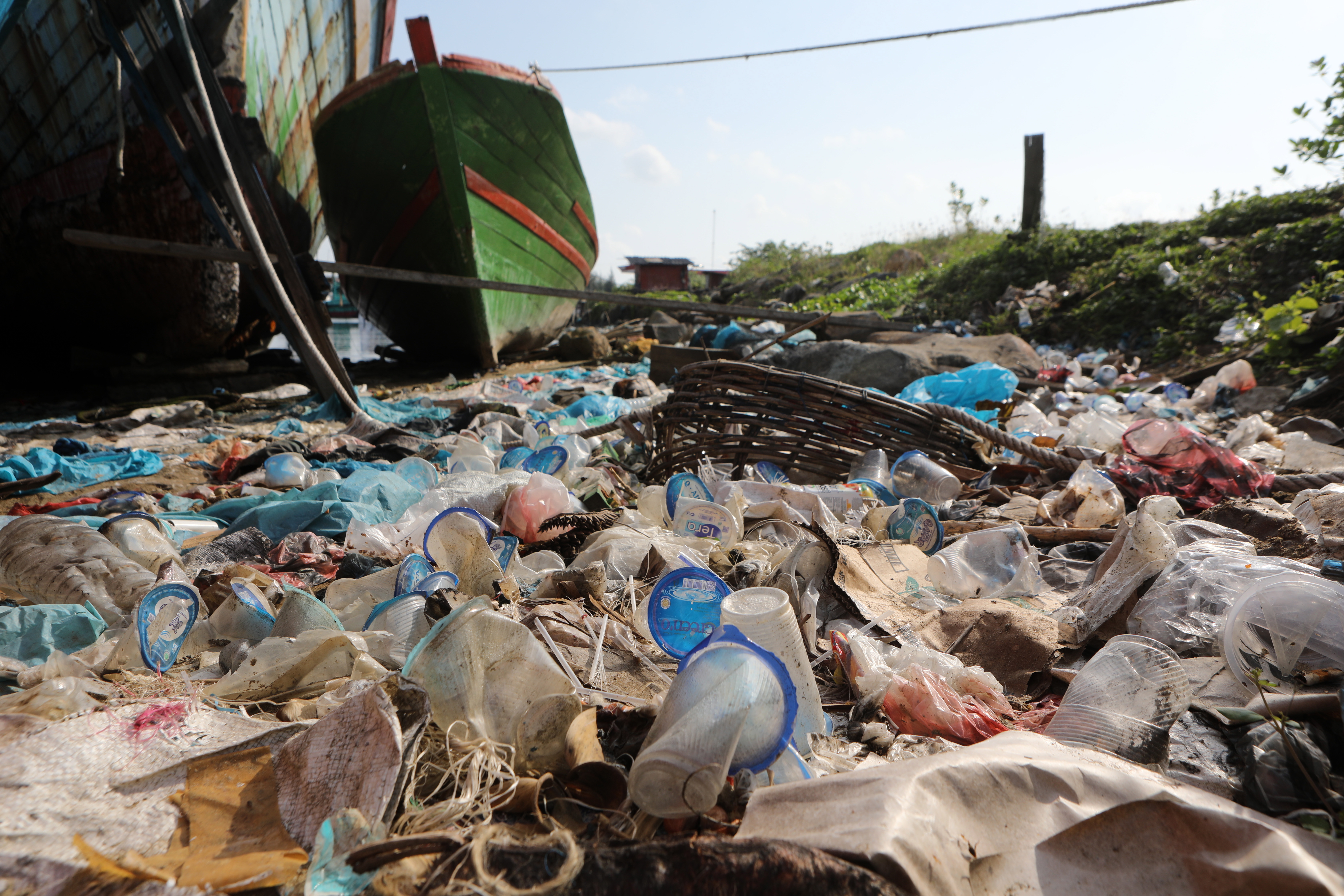 Banda Aceh (Indonesia), 23/02/2023.- Piles of plastic waste wash up on riverbanks near the coastal area of Banda Aceh, Indonesia, 23 February 2023. Plastic waste from residential areas traversed by rivers is carried away during floods, causing plastic waste to end up in the seas off the coast of Indonesia. (Inundaciones) EFE/EPA/HOTLI SIMANJUNTAK