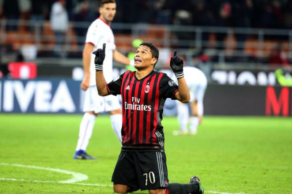 El futbolista colombiano Carlos Bacca y su acostumbrada celebración, tras darle la victoria al Milán sobe el Cagliari en la Liga de Italia. / EFE