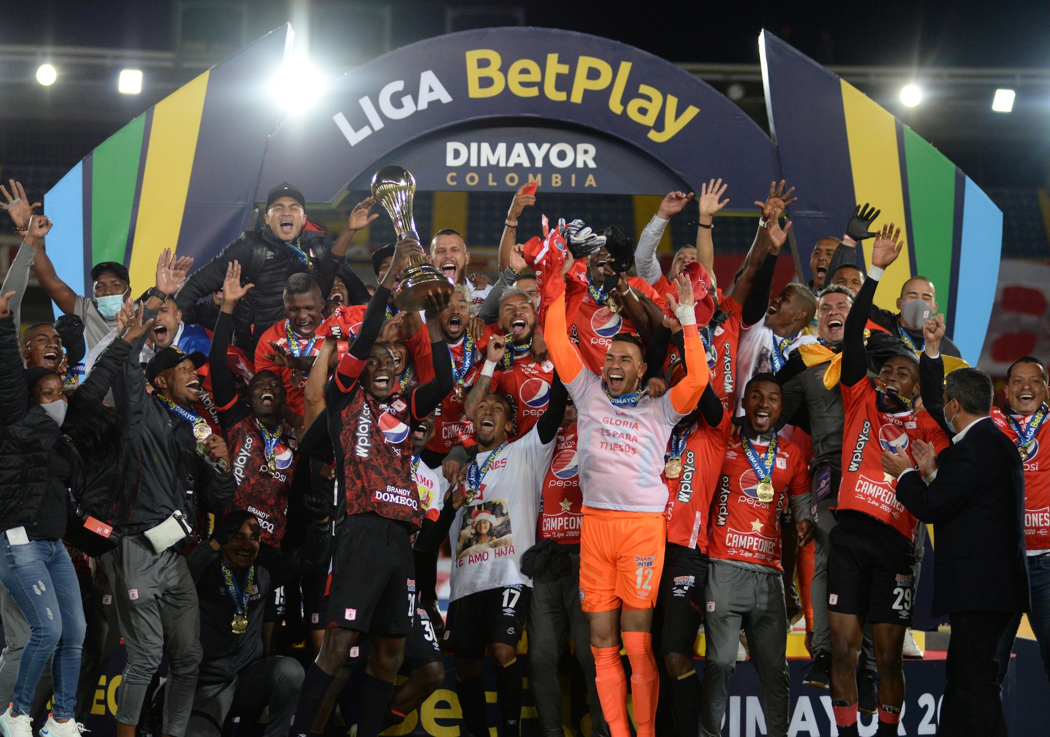 Los jugadores de América celebran el título del 2020 y el bicampeonato en el FPC.