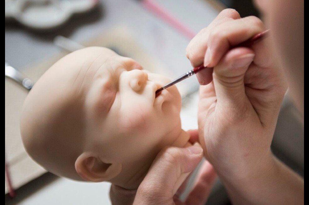 Así se da el proceso de creación de las muñecas.  Basia pinta una en Olesnica, Polonia.