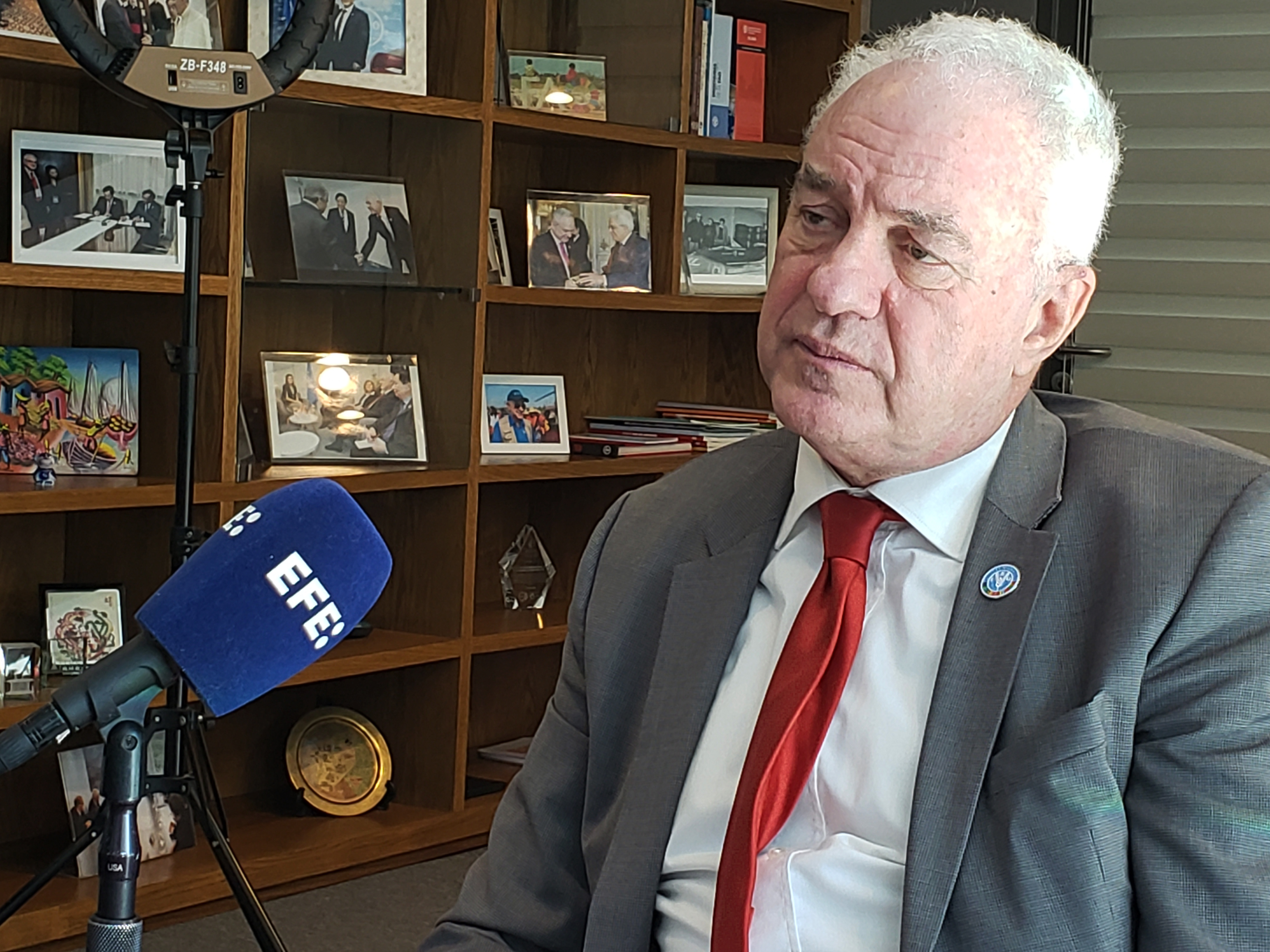 CH0. SANTIAGO (CHILE), 14/06/2023.- El subdirector general y representante regional de la Organización de las Naciones Unidas para la Alimentación y la Agricultura (FAO), Mario Lubetkin, habla durante una entrevista con EFE, el 13 de junio 2023 en Santiago (Chile). Que gobiernos y presidentes, independientemente de su color político, tendrán que hacerse cargo de la agenda de seguridad alimentaria porque el hambre no es de derechas ni de izquierdas, es hambre. EFE/ Javier Martín