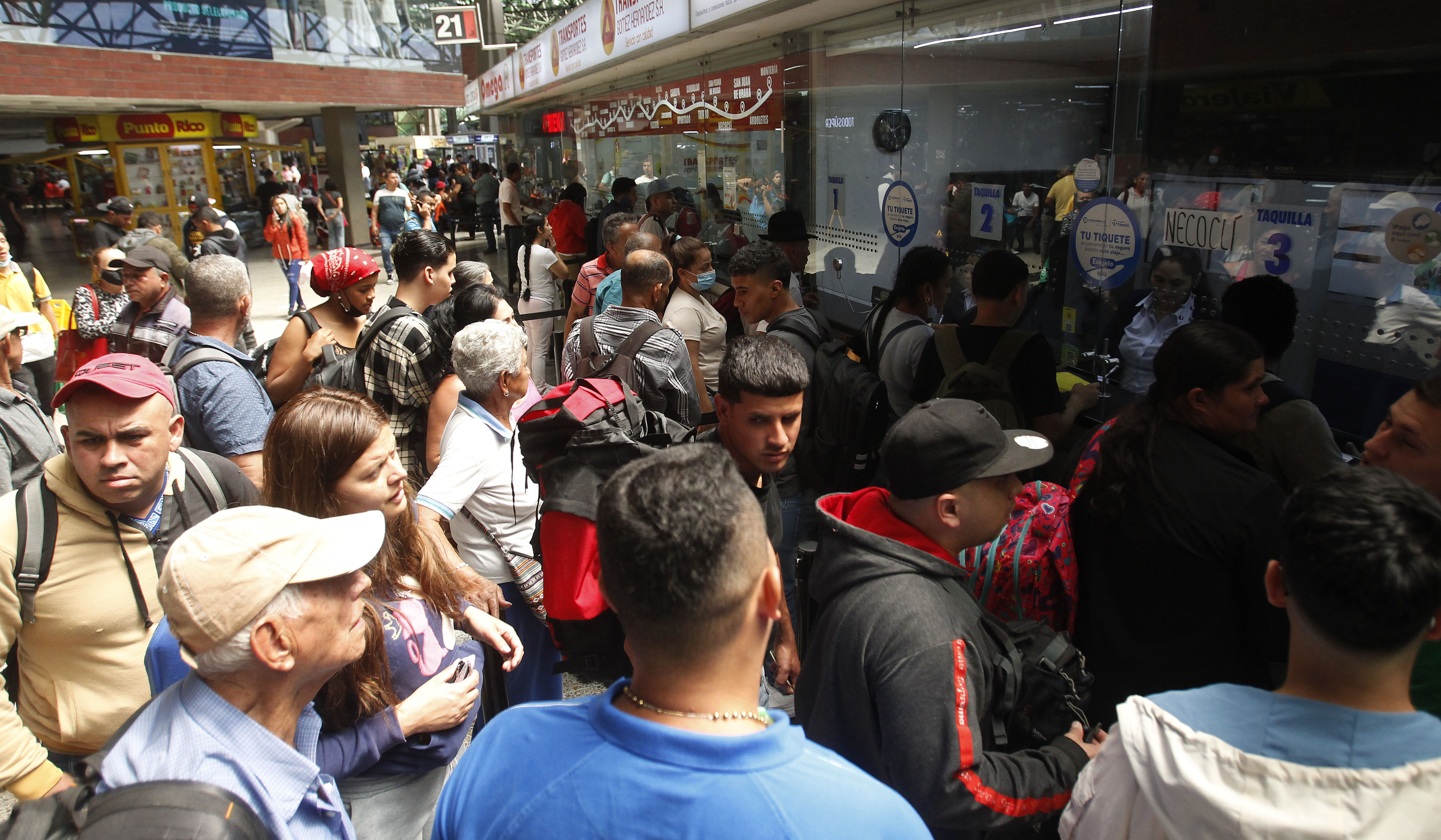 El 59% de los migrantes que pasan por la terminal de Medellín viene de Venezuela