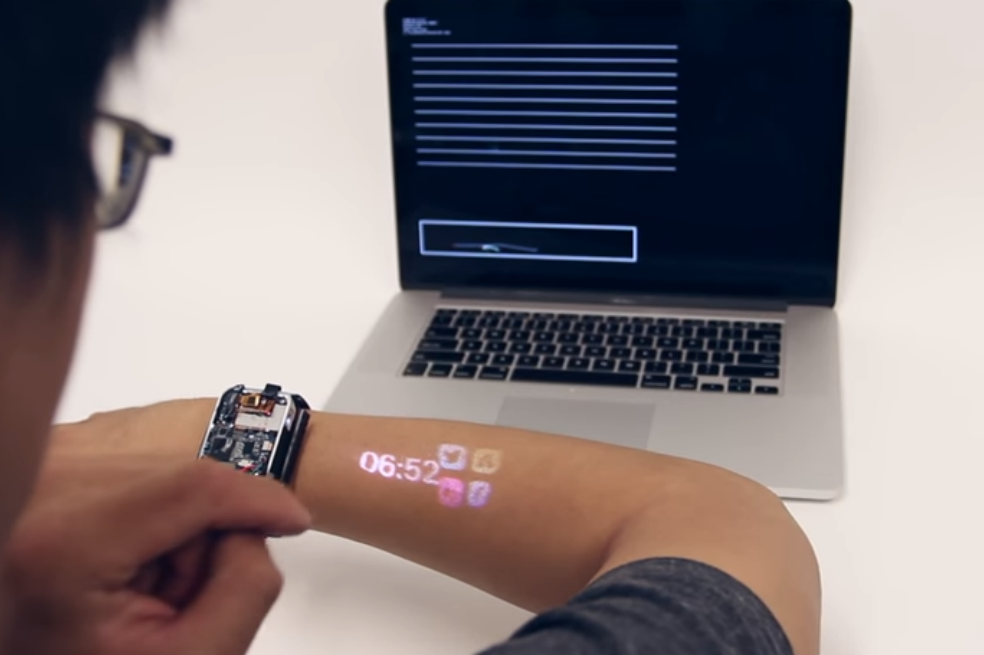 LumiWatch, el nuevo reloj que proyecta una pantalla táctil en su brazo