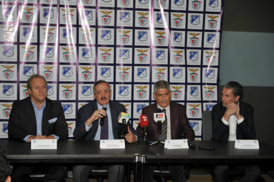 Antonio Carraça, nuevo gerente de Millonarios; Enrique Camacho, presidente de Millonarios; Luís Filipe Vieira, presidente del Benfica; y Nuno Ribeiro, vicepresidente internacional de Benfica. / Gustavo Torrijos