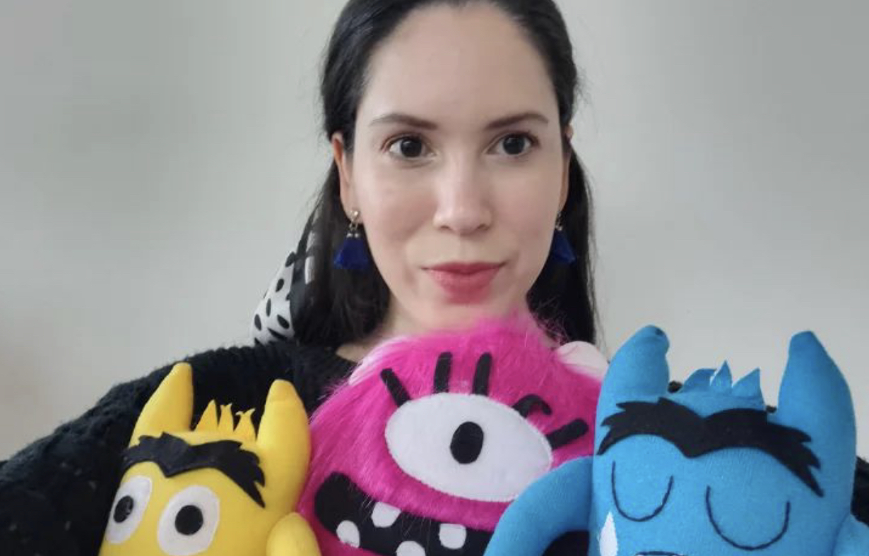 Ella diseña juguetes tradicionales enfocados en la educación emocional