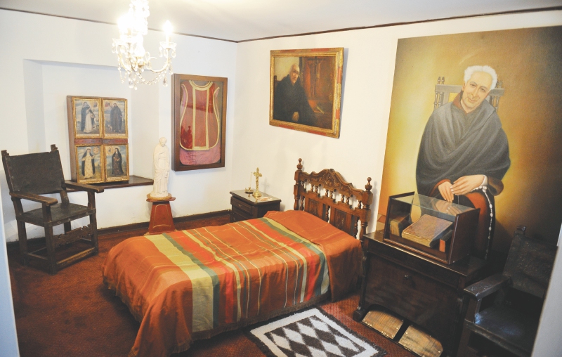 En el cuarto donde murió el padre Almansa se conservan sus pertenencias. / Gustavo Torrijos