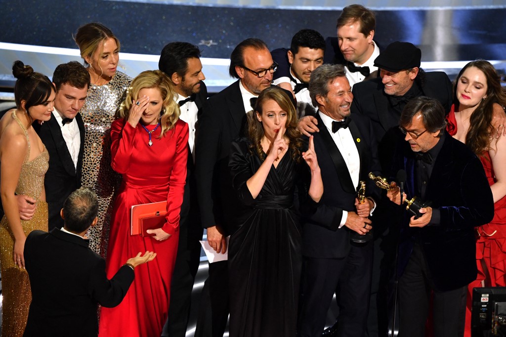 El reparto y el equipo de "Coda" aceptan el premio Óscar a "Mejor película".