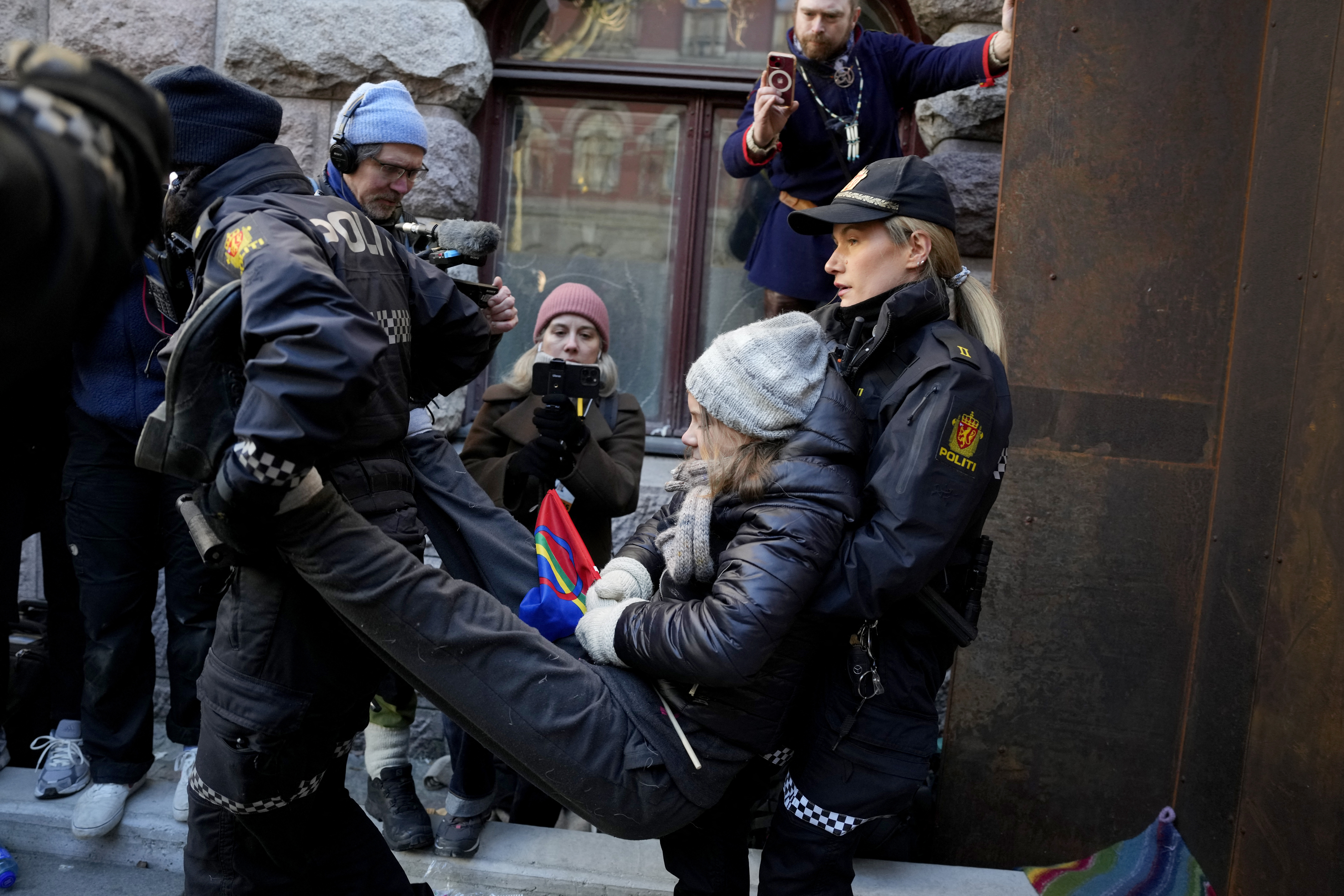 Los manifestantes perseguían "cerrar el Estado" como protesta por la continua actividad de turbinas eólicas en la región de Fosen, más de un año después de que la Corte Suprema noruega se pronunciara contra estos parques. 

Según el tribunal, este proyecto viola el derecho de las familias sami a practicar la cría de renos. Los samis son una minoría indígena de unas 100.000 personas que viven entre Noruega, Suecia, Finlandia y Rusia. 

La protesta comenzó el jueves pasado cuando un grupo de samis vestidos con el traje tradicional azul y rojo ocuparon la entrada del Ministerio de Petróleo y Energía. 

Los activistas fueron desalojados en la noche del domingo, pero volvieron durante la semana, extendiendo la toma a más edificios del gobierno.