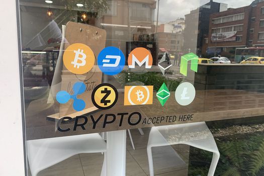 Avisos como estos identifican a los establecimientos comerciales que aceptan critpomonedas como medio de pago.