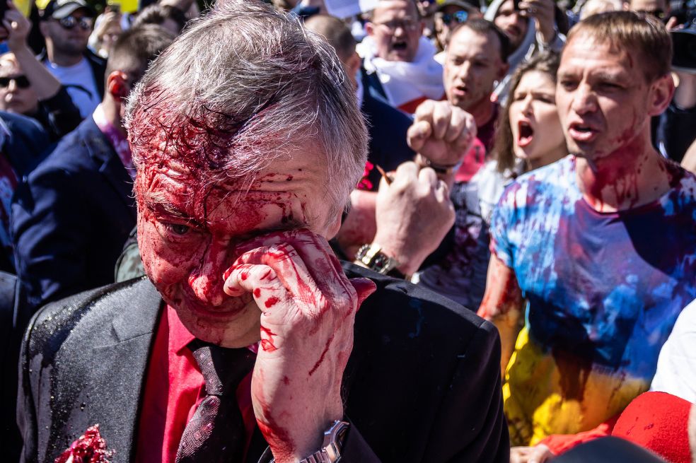 Manifestantes bañaron al embajador de Rusia en Polonia en pintura roja
