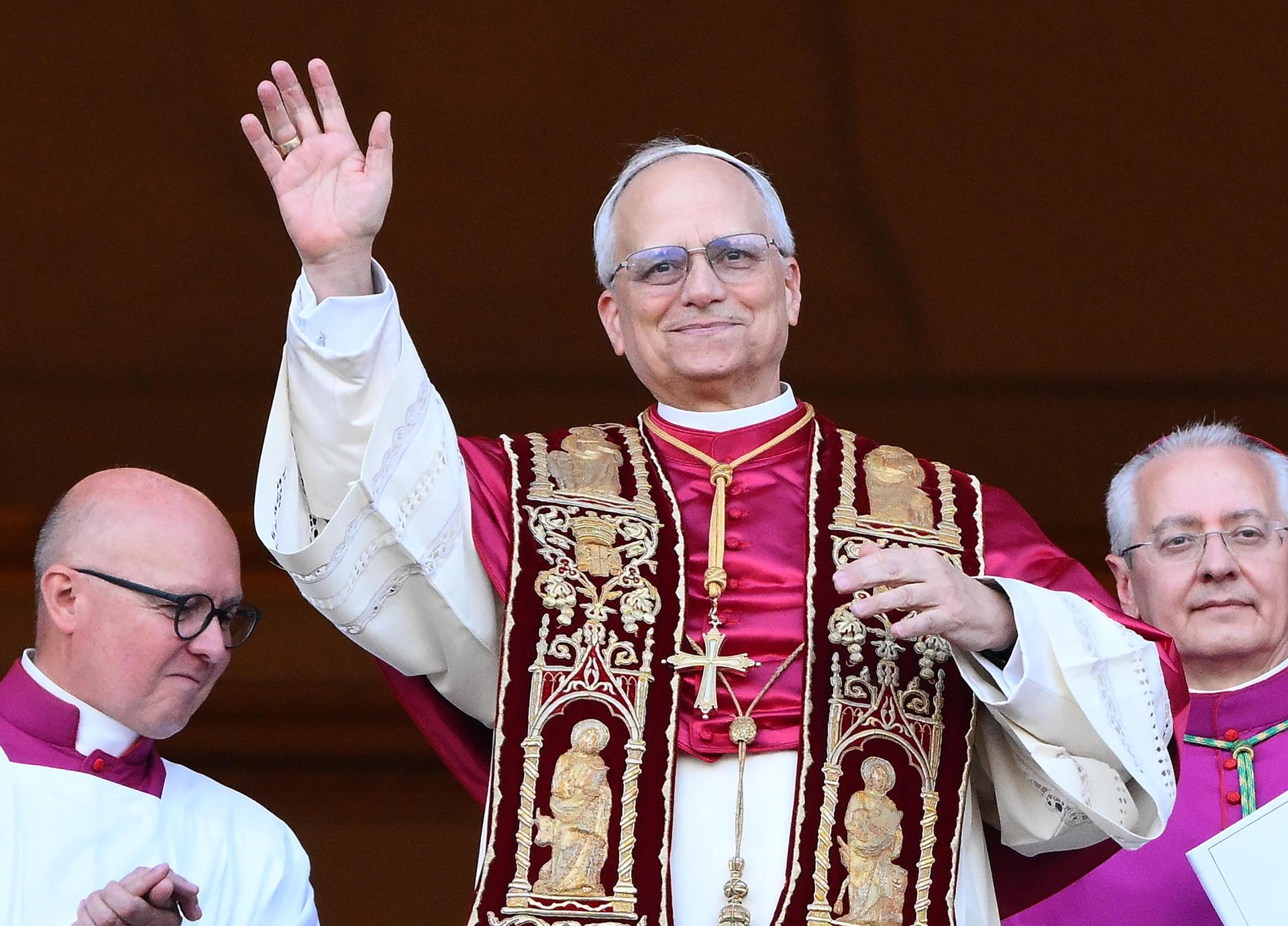 VATICAN CITY (Vatican City State (Holy See)), 08/05/2025.- Newly elected Pope Leo XIV, Cardinal Robert Francis Prevost from the USA, blesses faithfuls from the central loggia of Saint Peter's Basilica, Vatican City, 08 May 2025. (Papa, Cardenal) EFE/EPA/ETTORE FERRARI