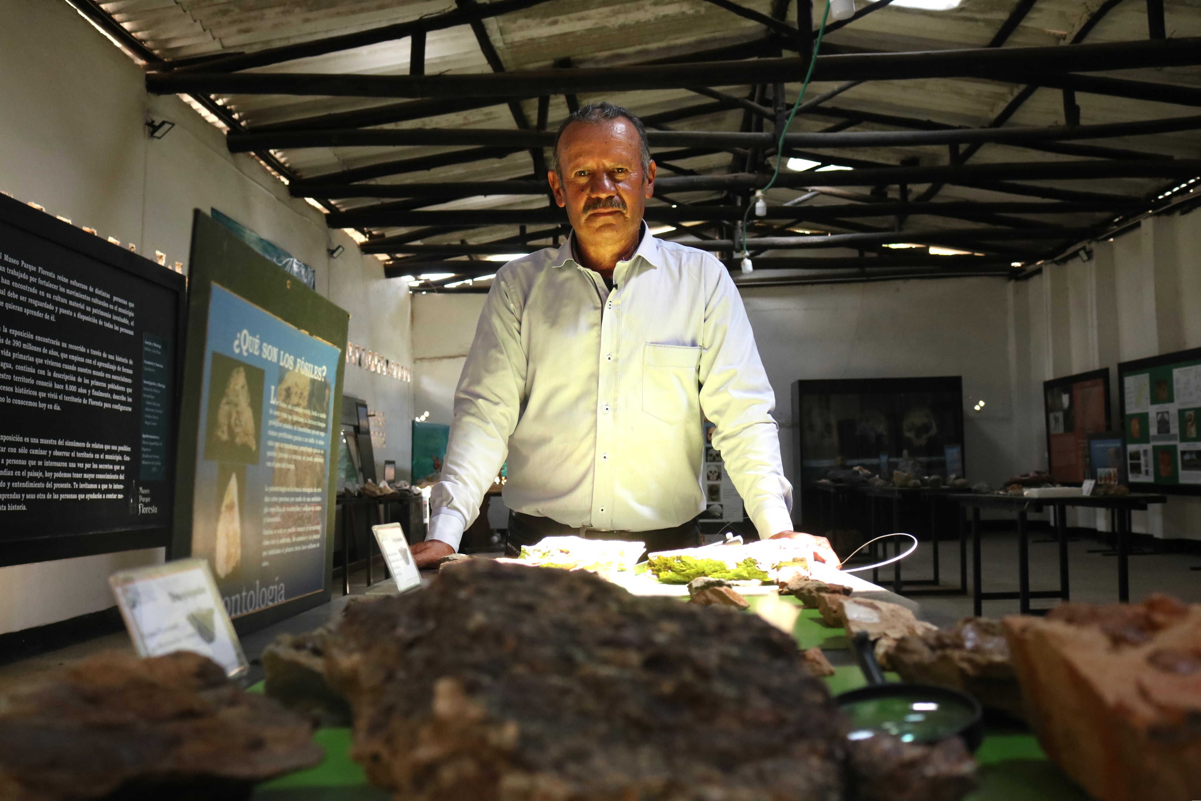 Luis Becerra en el museo que fundó en Floresta, Boyacá.