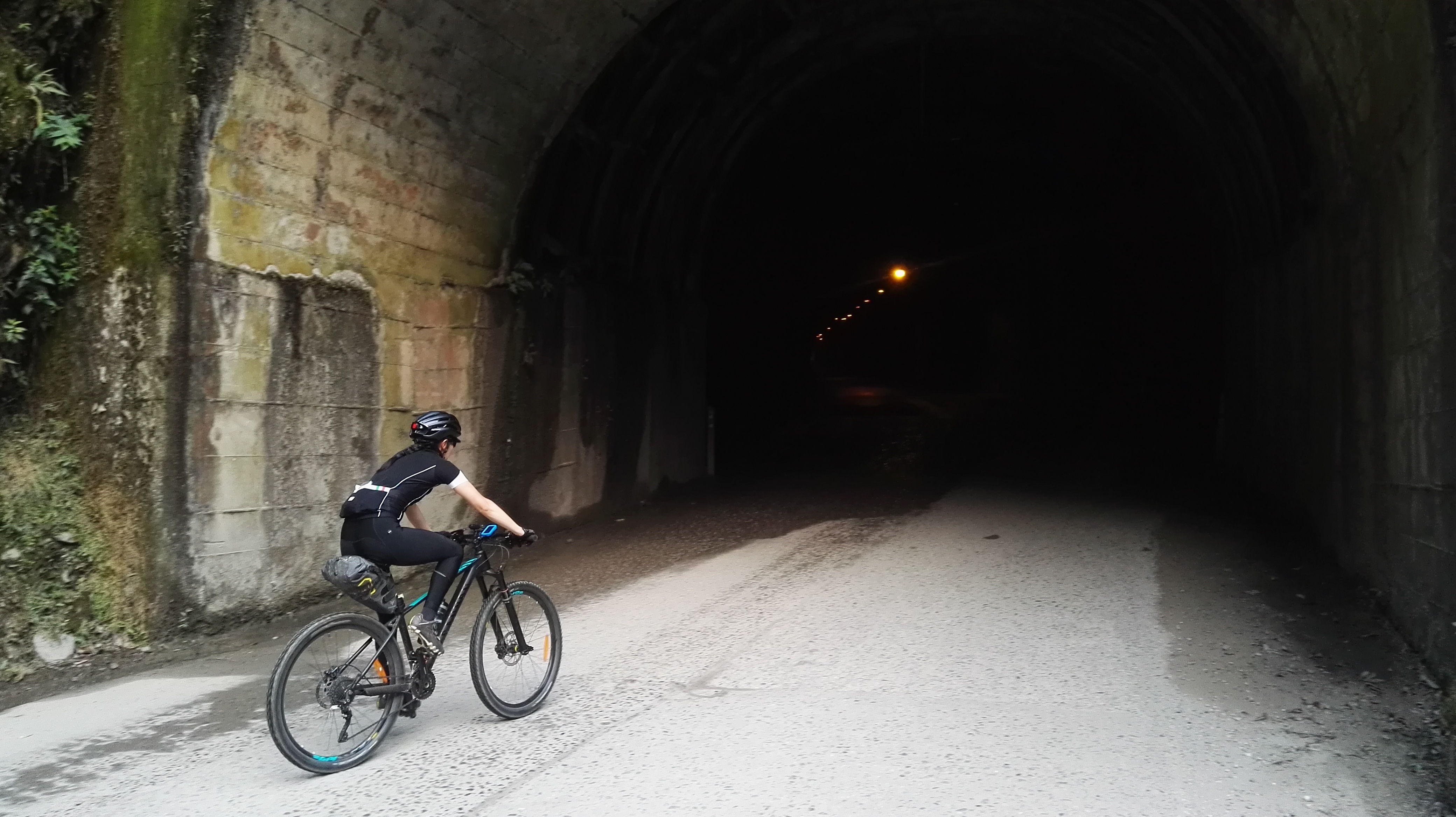 Para llegar a su capital, Villavicencio, saliendo por Cundinamarca, se debe iniciar el recorrido en el Parque El Tunal y cruzar municipios como Chipaque y Guayabetal. Para regresar a Bogotá, desde la Capital del paisaje colombiano, es posible utilizar las vías que conducen a Boyacá y sobre las cuales se ubican Restrepo, Cumaral, Medina, Santa María, Guateque, Machetá y Tocancipá.