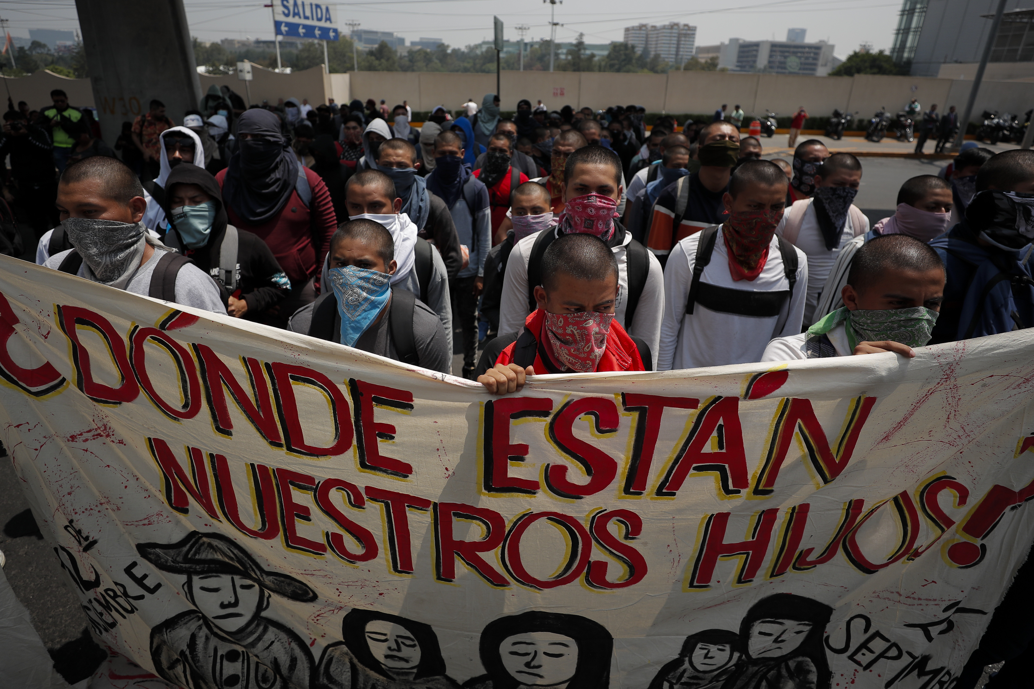 López Obrador reconoce desacuerdo con víctimas de Ayotzinapa por el rol del Ejército