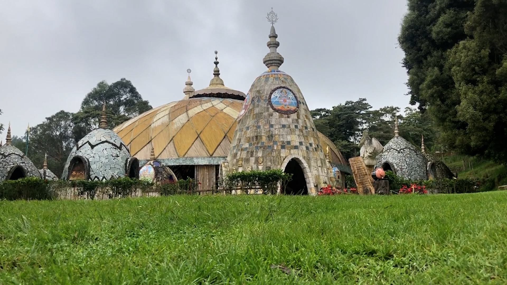 La vida de Govinda, el guía espiritual de un monasterio Hare Krishna
