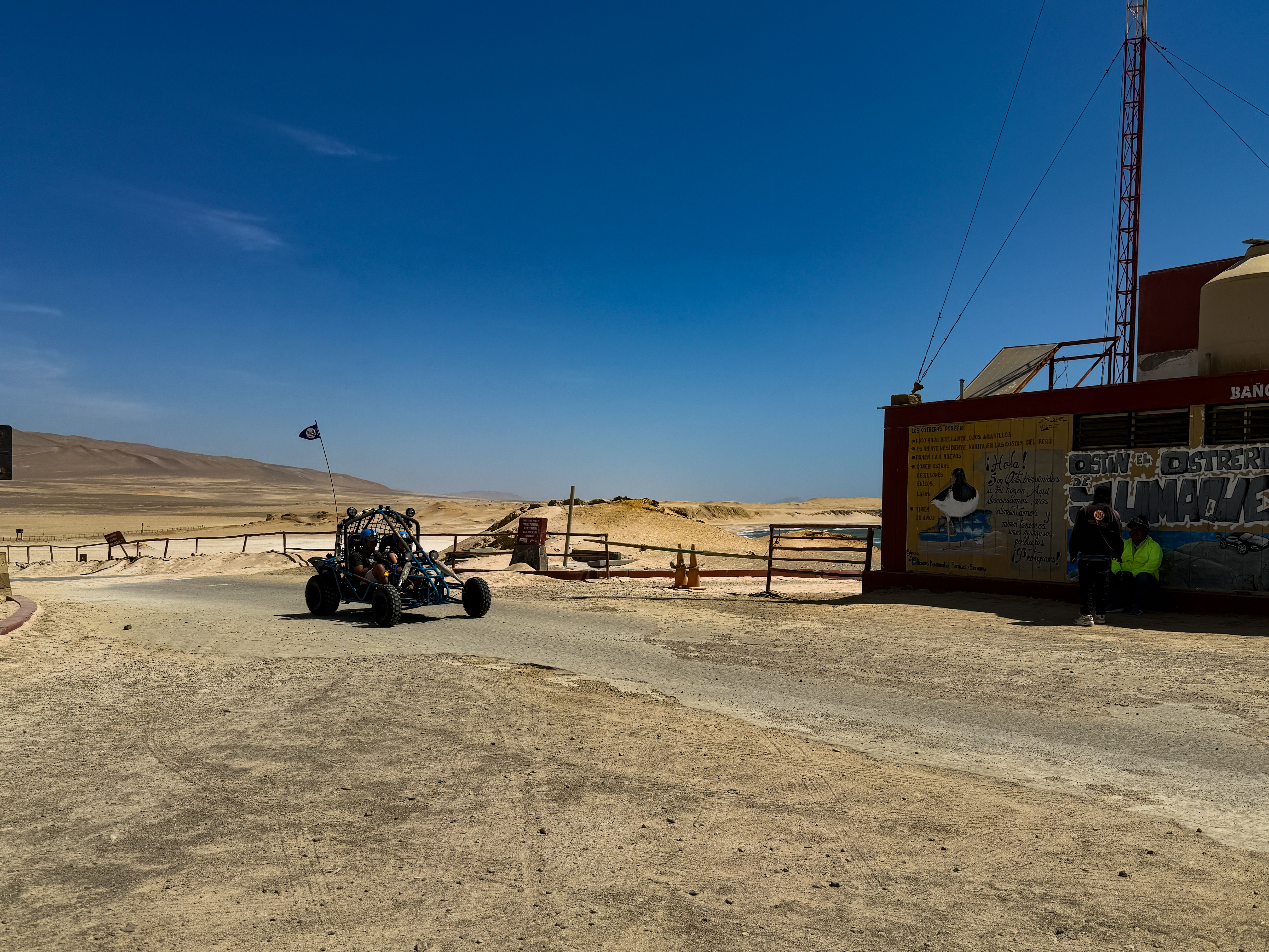 El recorrido continúa hacia Paracas, un destino donde el desierto se encuentra con el mar.