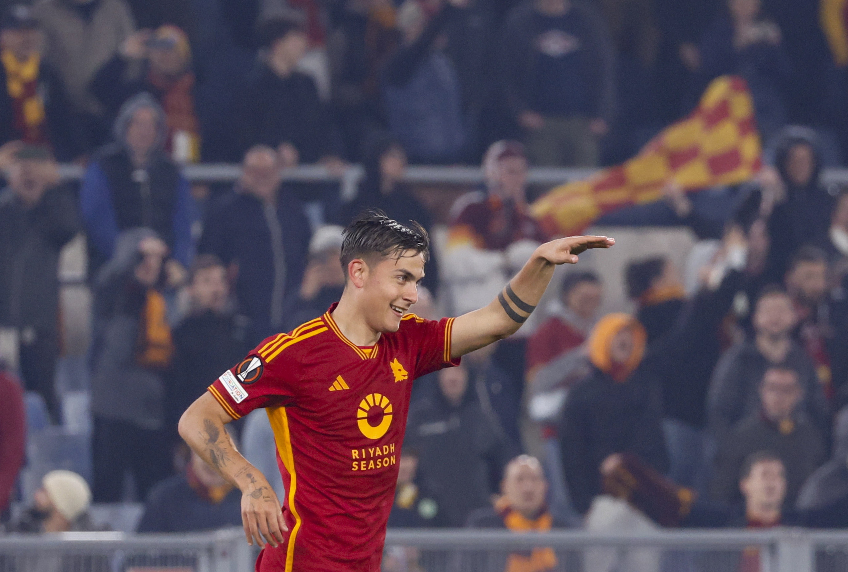 Rome (Italy), 18/04/2024.- AS Roma's Paulo Dybala celebrates scoring the 2-0 lead during the UEFA Europa League quarter-finals, 2nd leg soccer match between AS Roma and AC Milan in Rome, Italy, 18 April 2024. (Italia, Roma) EFE/EPA/FABIO FRUSTACI