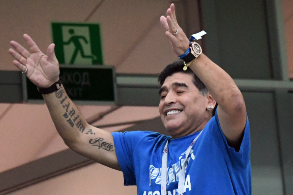 El Carinoso Beso De Maluma A Maradona El Espectador