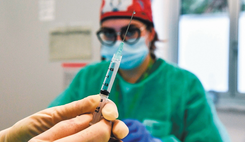 Opinión: El Gobierno tendría una razón de peso para ocultar contratos con Pfizer y AstraZeneca