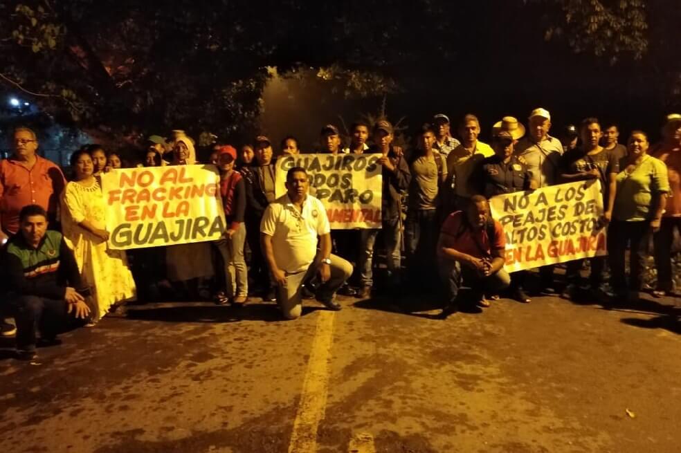 Por paro cívico bloquean la vía La Guajira–Cesar