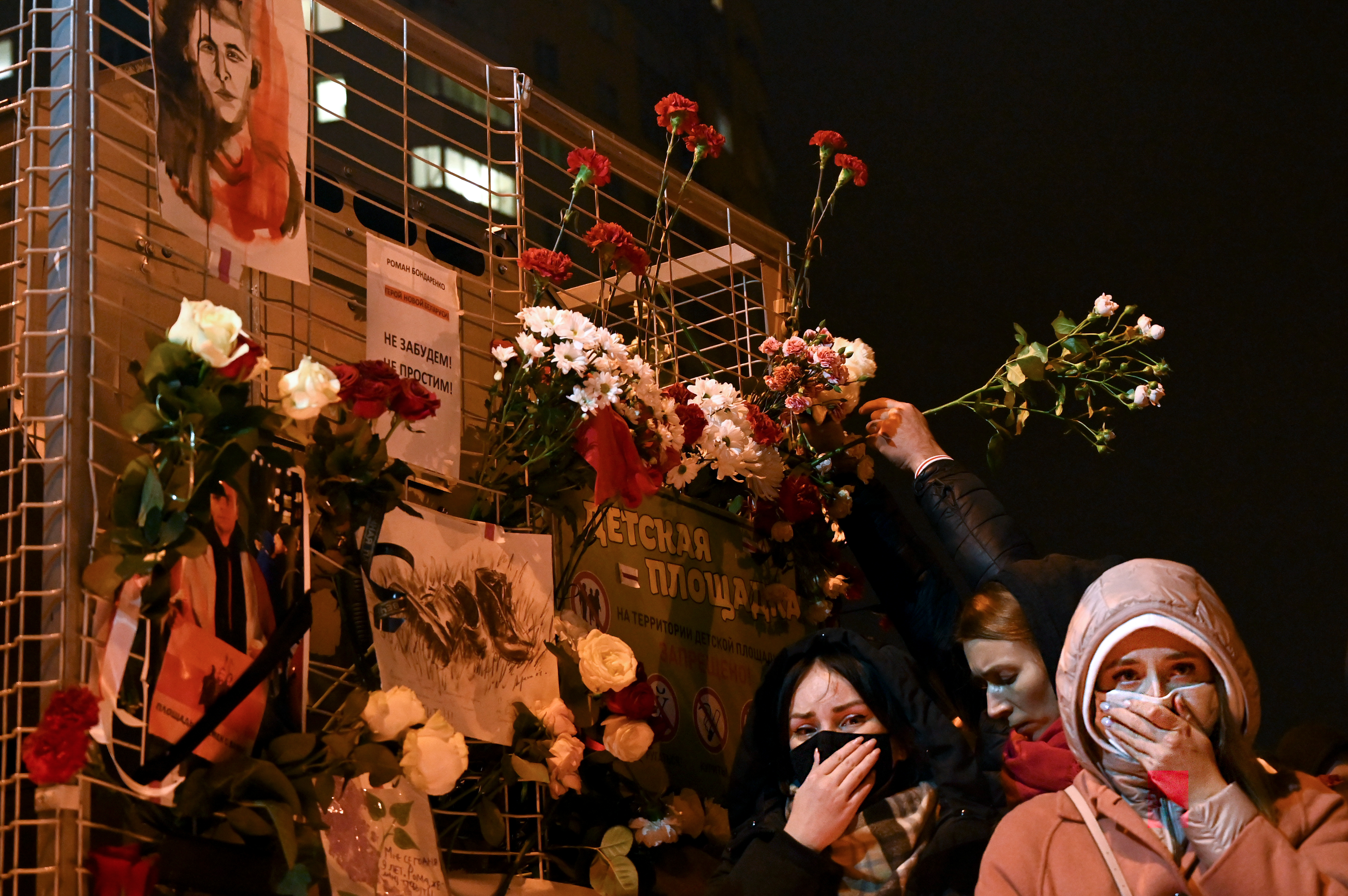 El hombre, que vivía en uno de los edificios en Minsk que dan a la "Plaza de los cambios", bautizado así durante las protestas antigubernamentales, bajó el miércoles por la tarde al patio cuando unos hombres enmascarados llegaron para retirar unos lazos rojiblancos que estaban colgados en unas verjas. (Efe y Afp)