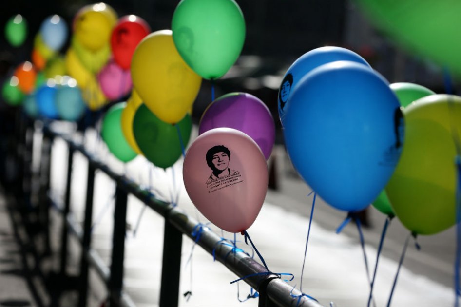 Un arcoíris de 300 globos evoca a niños desaparecidos en la guerra de Guatemala