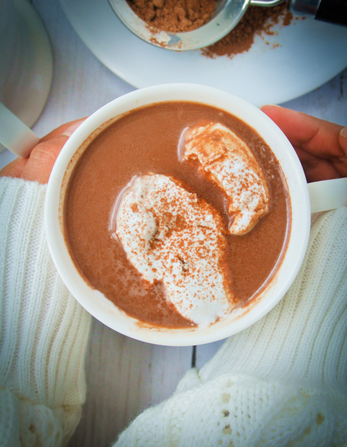Pon la crema sobre el chocolate con un poco de canela en polvo y disfruta.