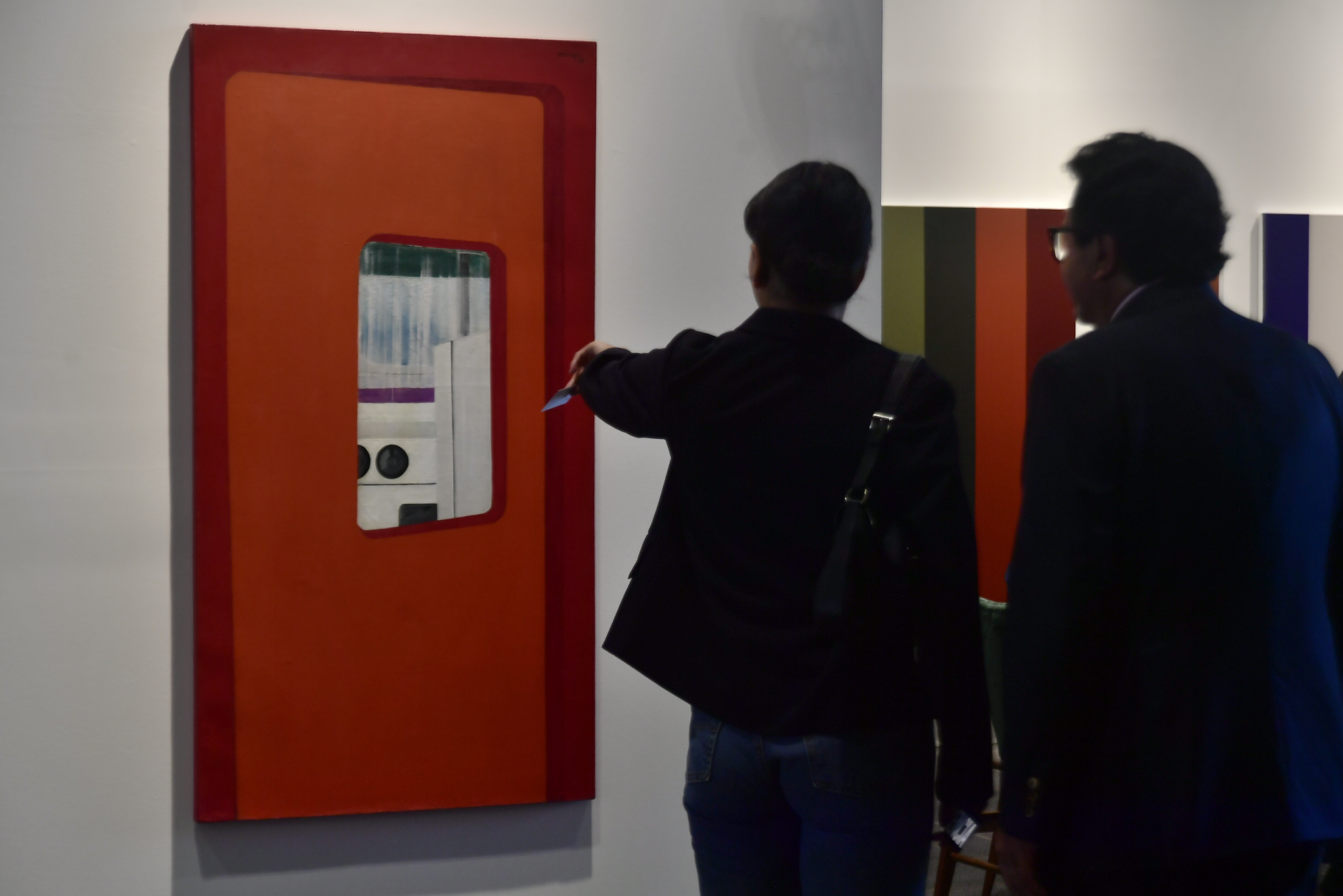 Exposición de obras de arte y asistentes a esta feria.