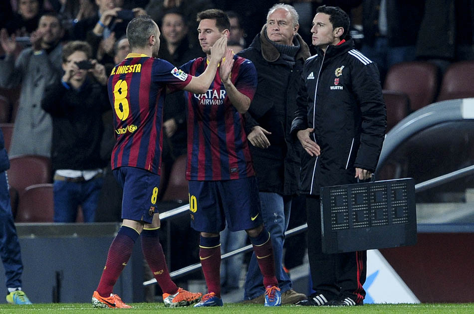 Iniesta fue sustituido por una contusión en la rodilla izquierda