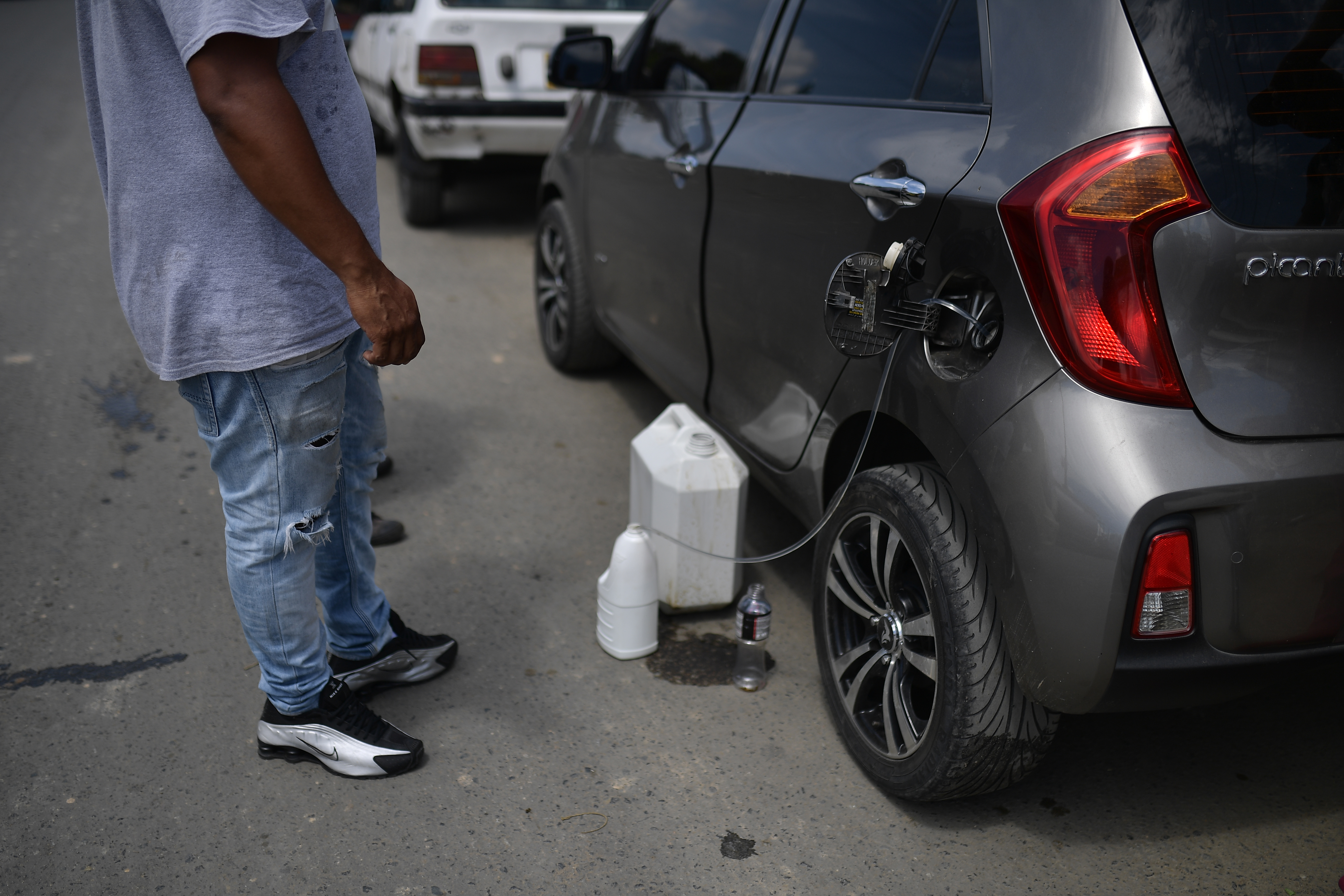 Largas filas y vehículos represados por el desabastecimiento de gasolina combustible en Cali