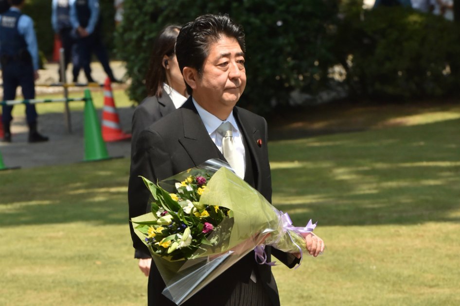 El primer ministro japonés visitó el Cementerio Nacional Chidorigafuchi para las víctimas de guerra en conmemoración del aniversario del fin de la Segunda Guerra Mundia.l / AFP