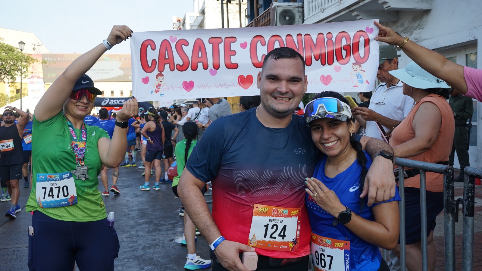 Kely García con el dorsal 967 Y su novio Camilo García. Él la abrazo, le entregó el anillo y le propuso matrimonio.  Dijo que sí. Ahora comienza otra carrera para los Garcia.