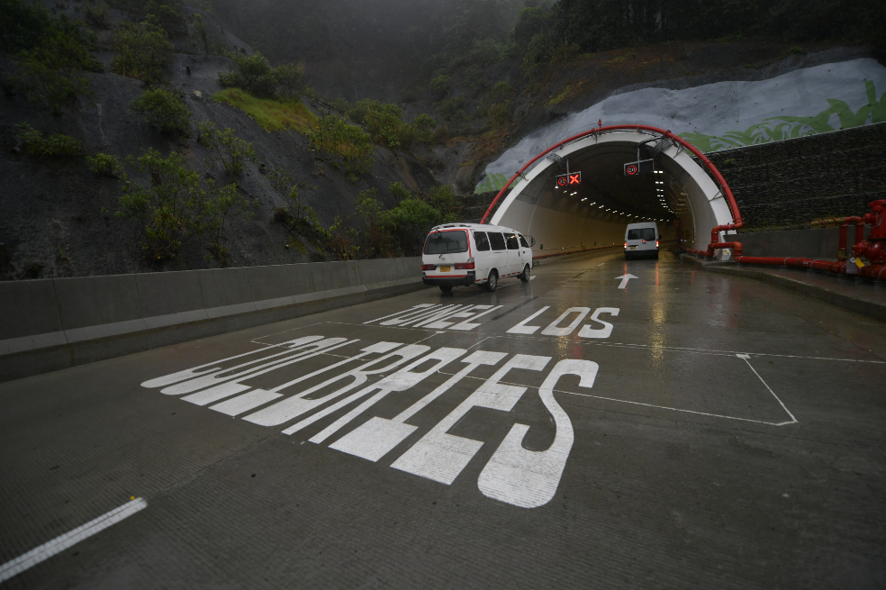 Entrada de uno de los túneles del proyecto cruce de la cordillera central llamado túnel Los Colibríes.