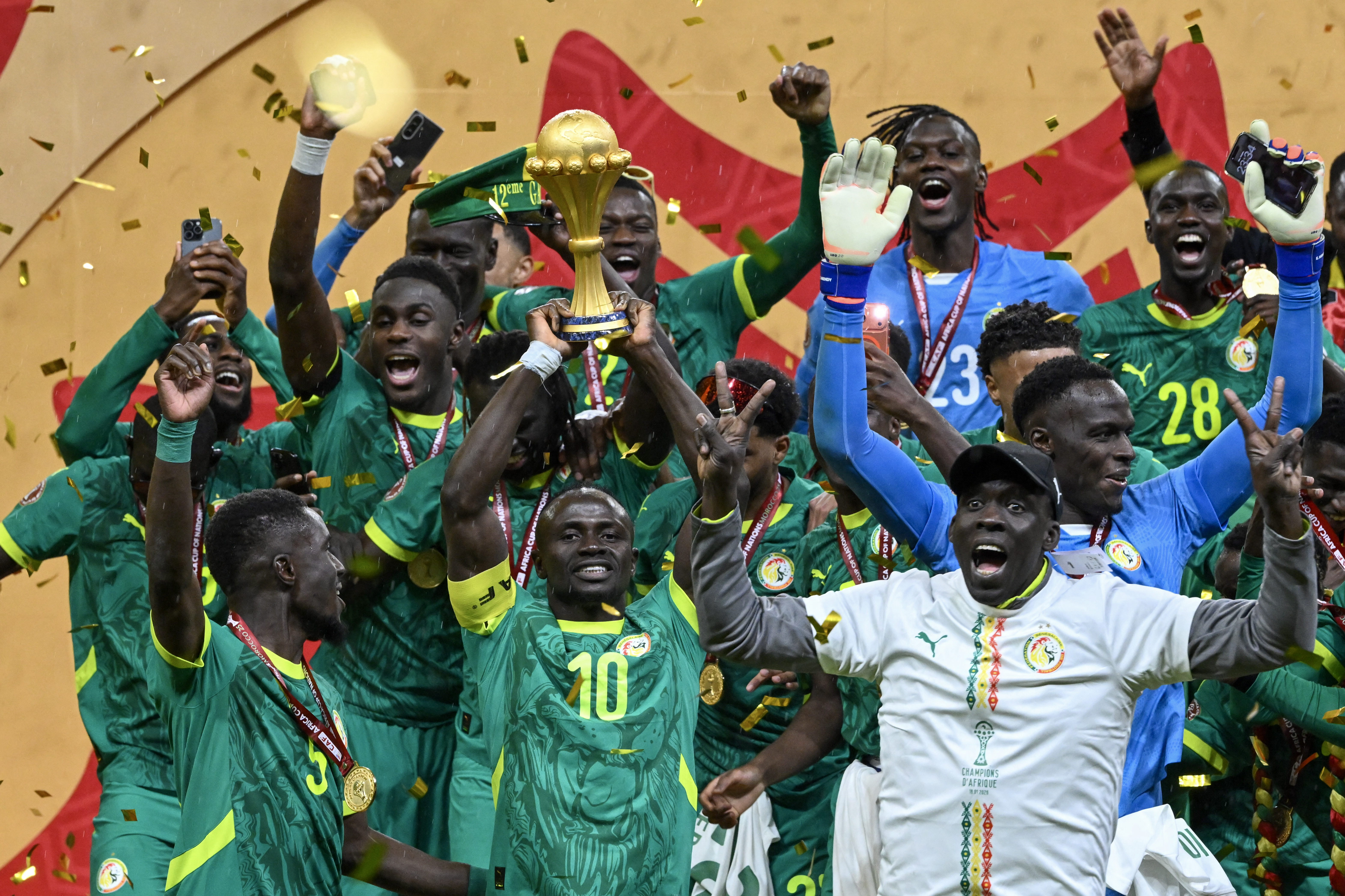 Sadio Mané levanta el trofeo de la Copa Africana de Naciones luego de que Senegal venciera a Marruecos en la final (1-0).
