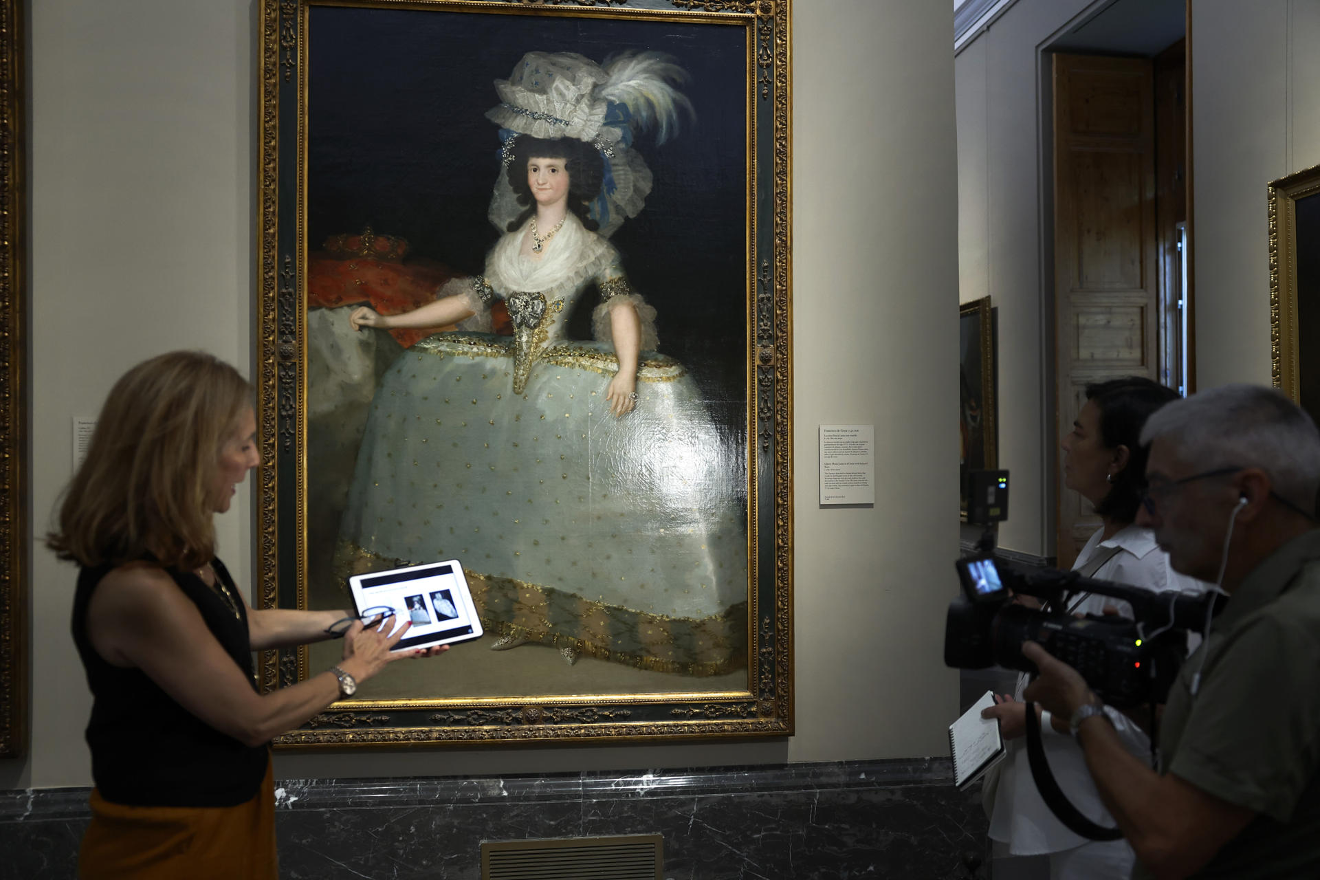 MADRID, 21/08/2025.- Helena Bernardo, técnica del Área de Exposiciones Temporales del Museo del Prado y apasionada de la moda, muestra, en un recorrido con EFE, cómo la moda femenina cambió a lo largo de los siglos y ha liberado poco a poco a las mujeres de rígidas prendas interiores que creaban formas casi arquitectónicas y ocultaban los cuerpos femeninos. En la imagen, la reina María Luisa pintada por Francisco de Goya. El guardainfantes evolucionó hasta convertirse en un tontillo, un armatoste similar cuya función era también ahuecar exageradamente las faldas de las mujeres, solo que en vez de ser redondo, como su antecesor, era más estrecho y alargado. EFE/Chema Moya