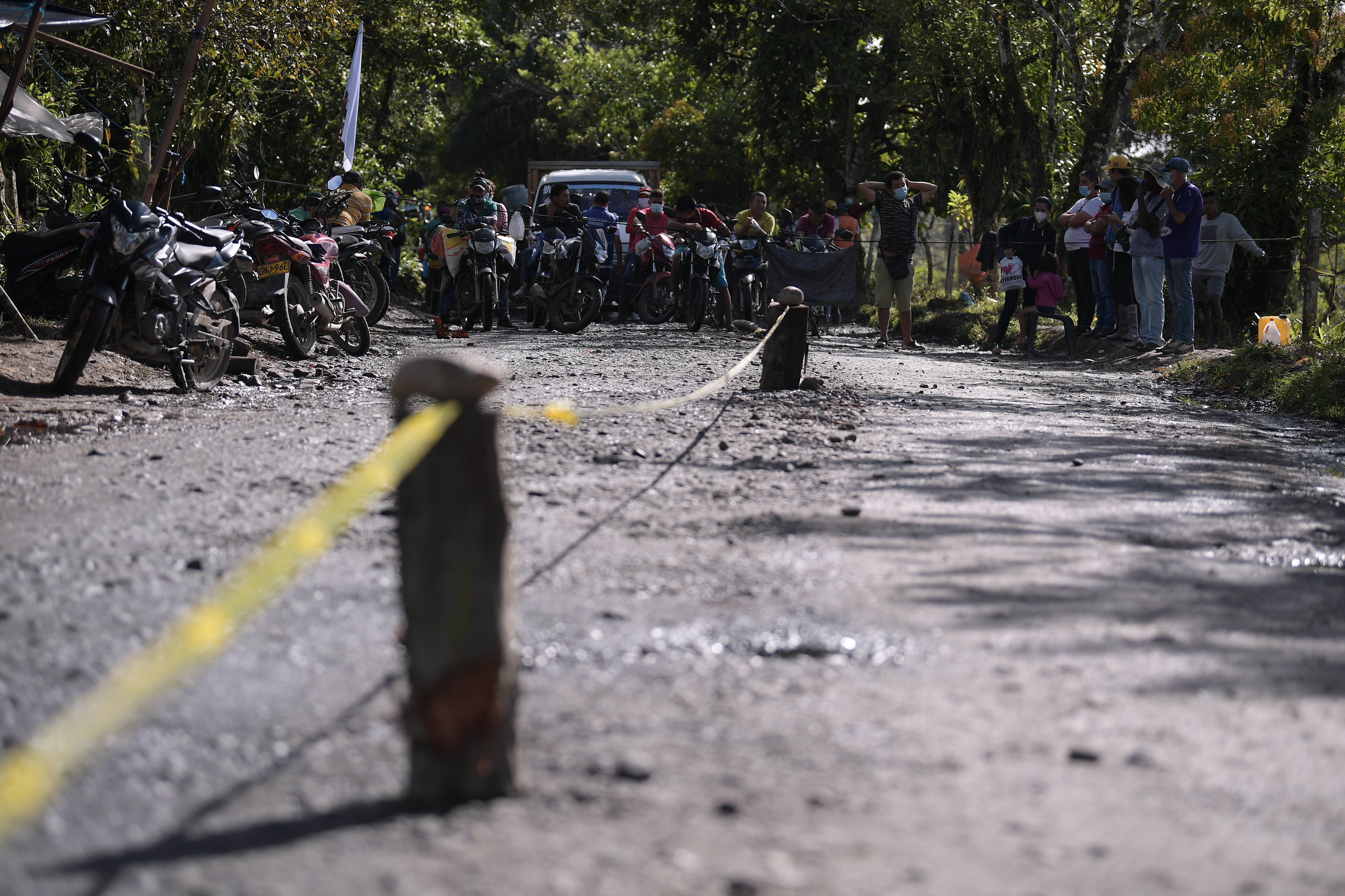 Continúa bloqueada la vía que conecta a Medellín con el norte del país