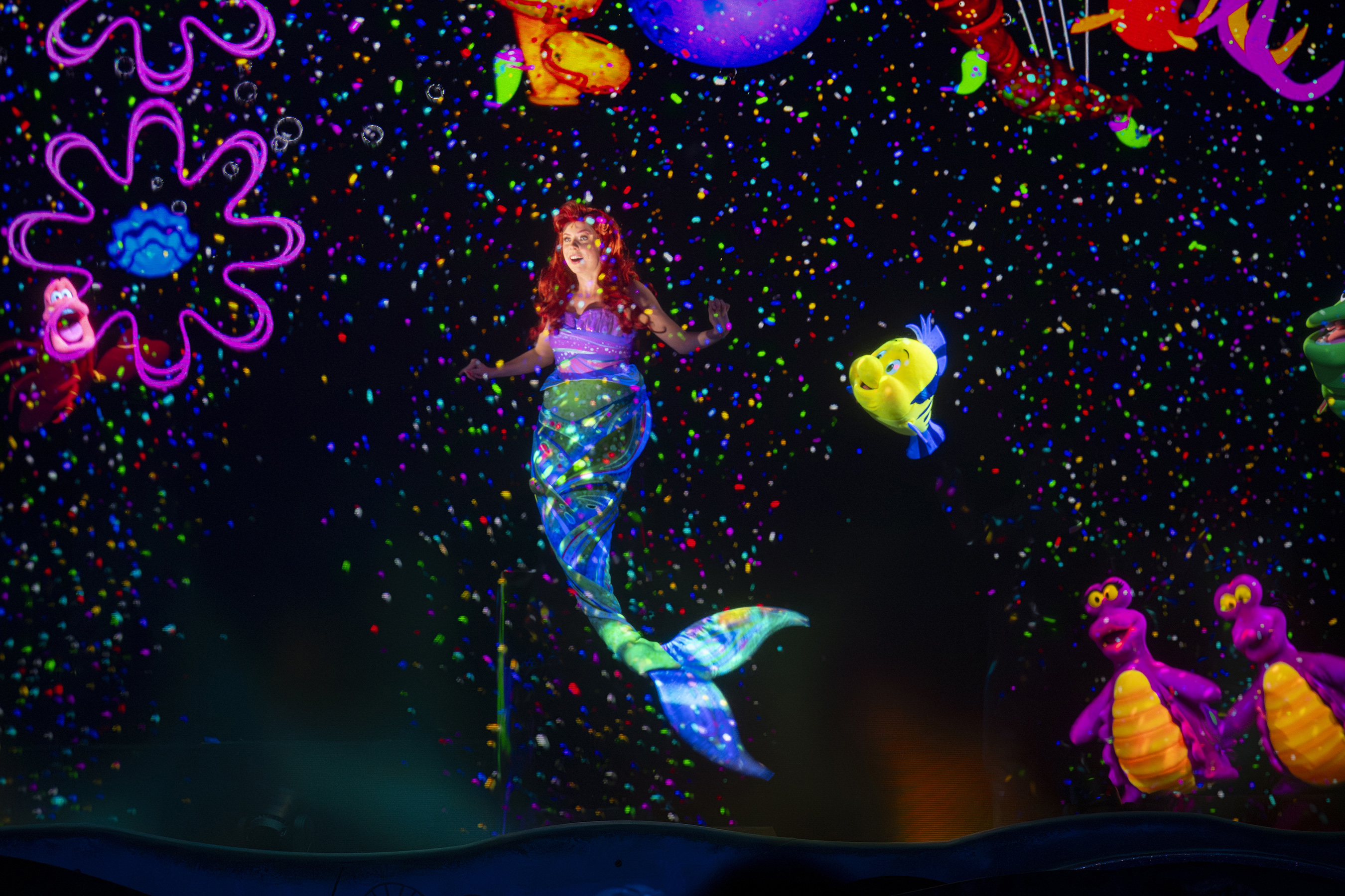En Animation Courtyard, la magia bajo el mar cobra vida con The Little Mermaid – A Musical Adventure.