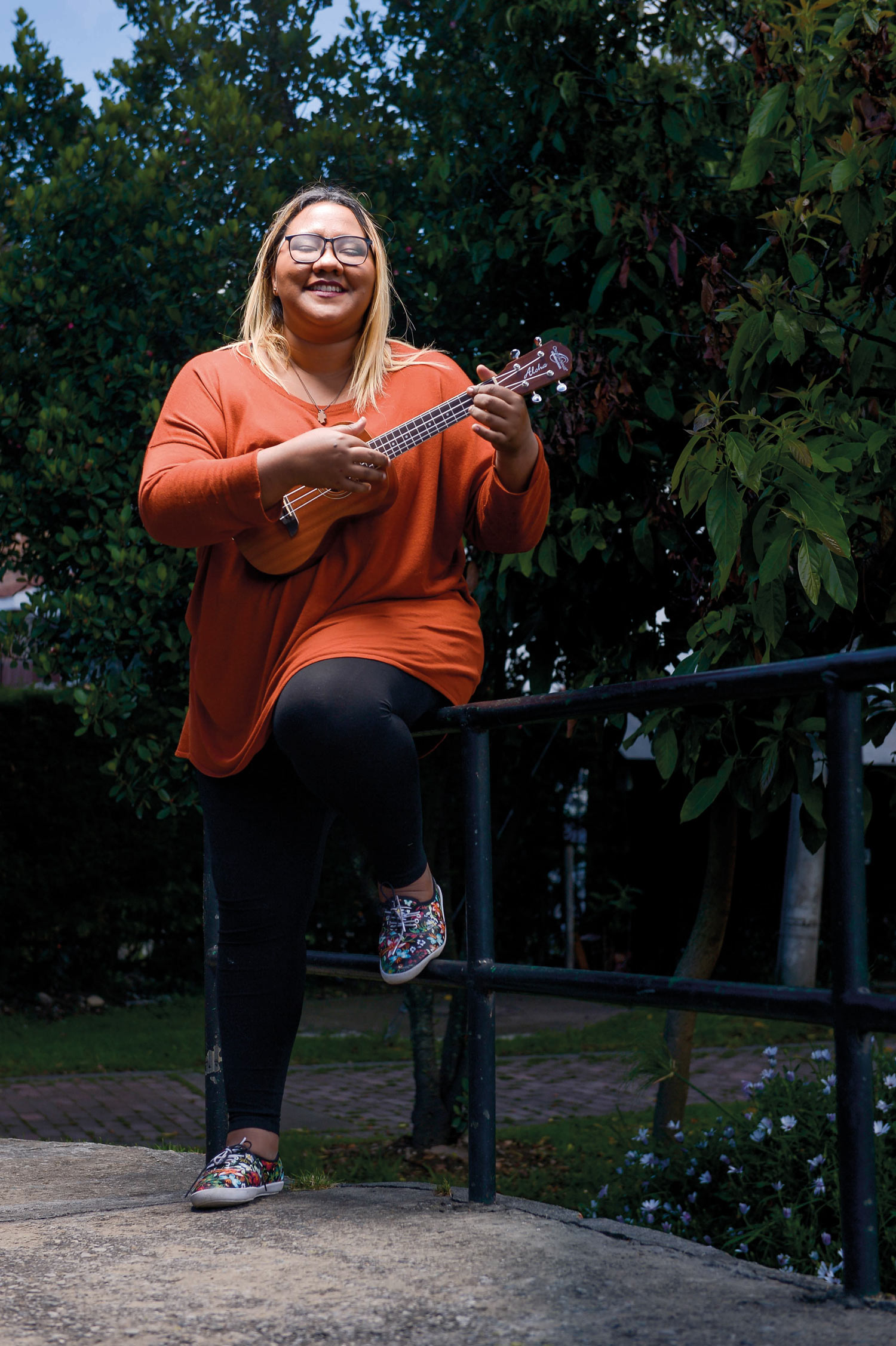 P: ¿Cómo transformó la frustración?R: Fui a la casa, llamé a mi madre, que también es cantante, y le pregunté sobre artistas de la música peruana. Me habló de Chabuca Granda y su canción La flor de la canela. La aprendí con un gran discurso que decía algo así como: “Buenas tardes, señoras y señores, para mí es un inmenso placer estar aquí, compartiendo mi talento. Unagradecimiento al público peruano que tan bien se ha portado con nosotros los venezolanos. Estacanción es un referente de la música latinoamericana, porque Perú y su cultura, y su gente...”. Los engrandecí tanto que antes de cantar yo ya me había ganado las monedas. Canté La flor de la canela y comenzó a llover el dinero. Eran monedas de bajo valor, pero todos los pasajeros dieron. Ese día empecé a sentir que me estaba yendo bien en Perú. Cambié escenarios por pasillos de buses, cambié público por pasajeros, pero seguía haciendo música. Estaba orgullosa de mí, por reconstruirme de la nada.