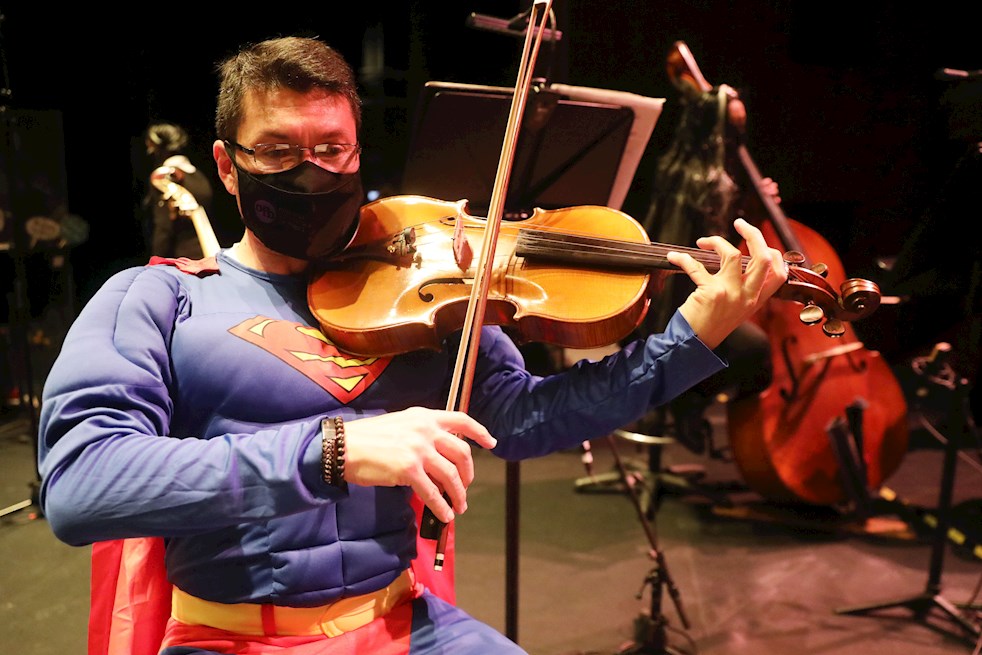 Músicos de la Orquesta Filarmónica de Bogotá disfrazados para conmemorar el día de Halloween.