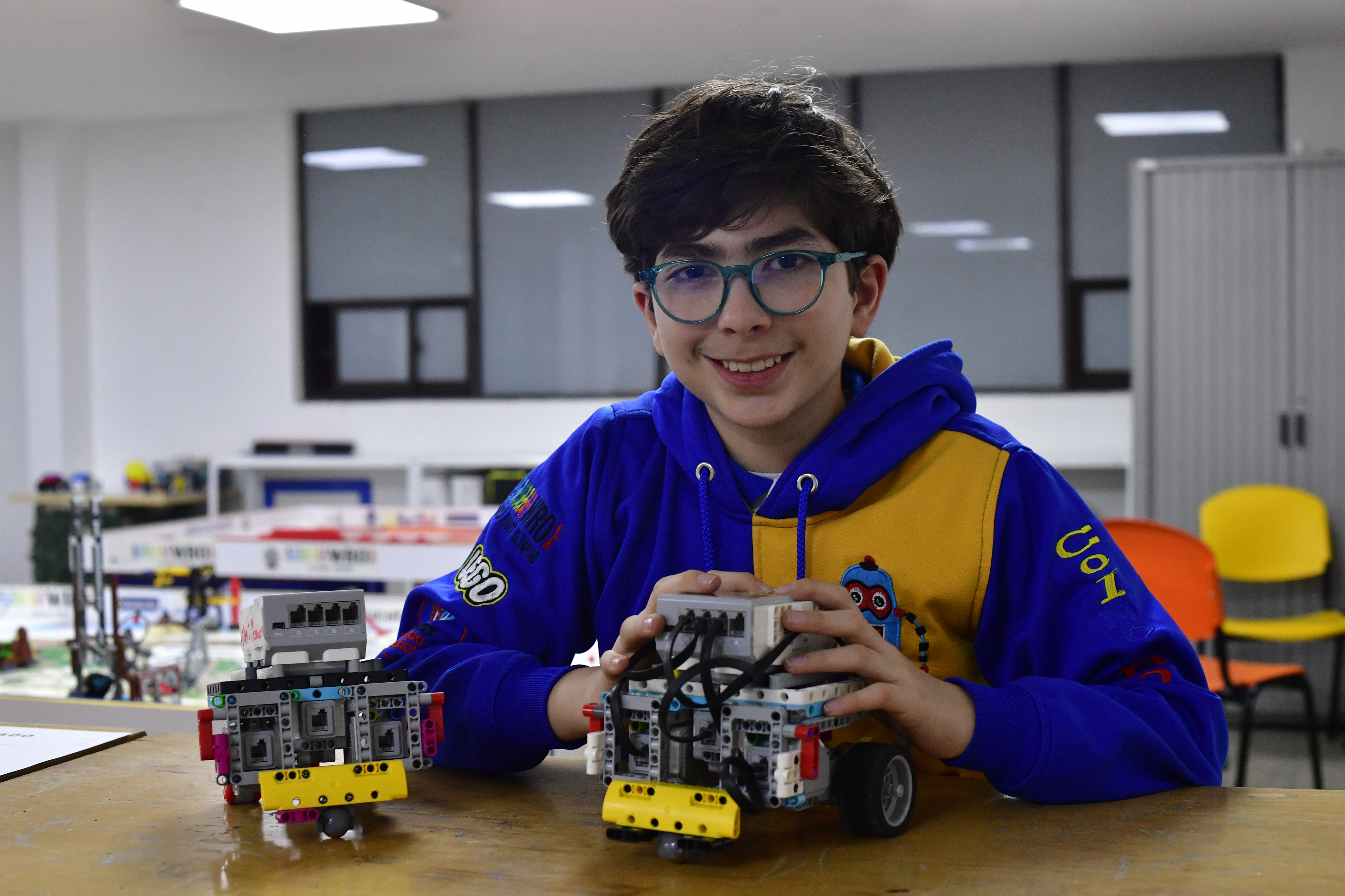 Cuatro años lleva Manuel Esteban Gómez Sánchez creando robots en el aula de su colegio, Colsubsidio Norte. / Gustavo Torrijos