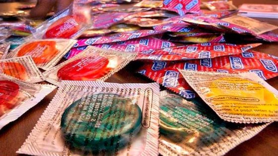 Piden a Petro no aprobar dispensadores de condones en Bogotá
